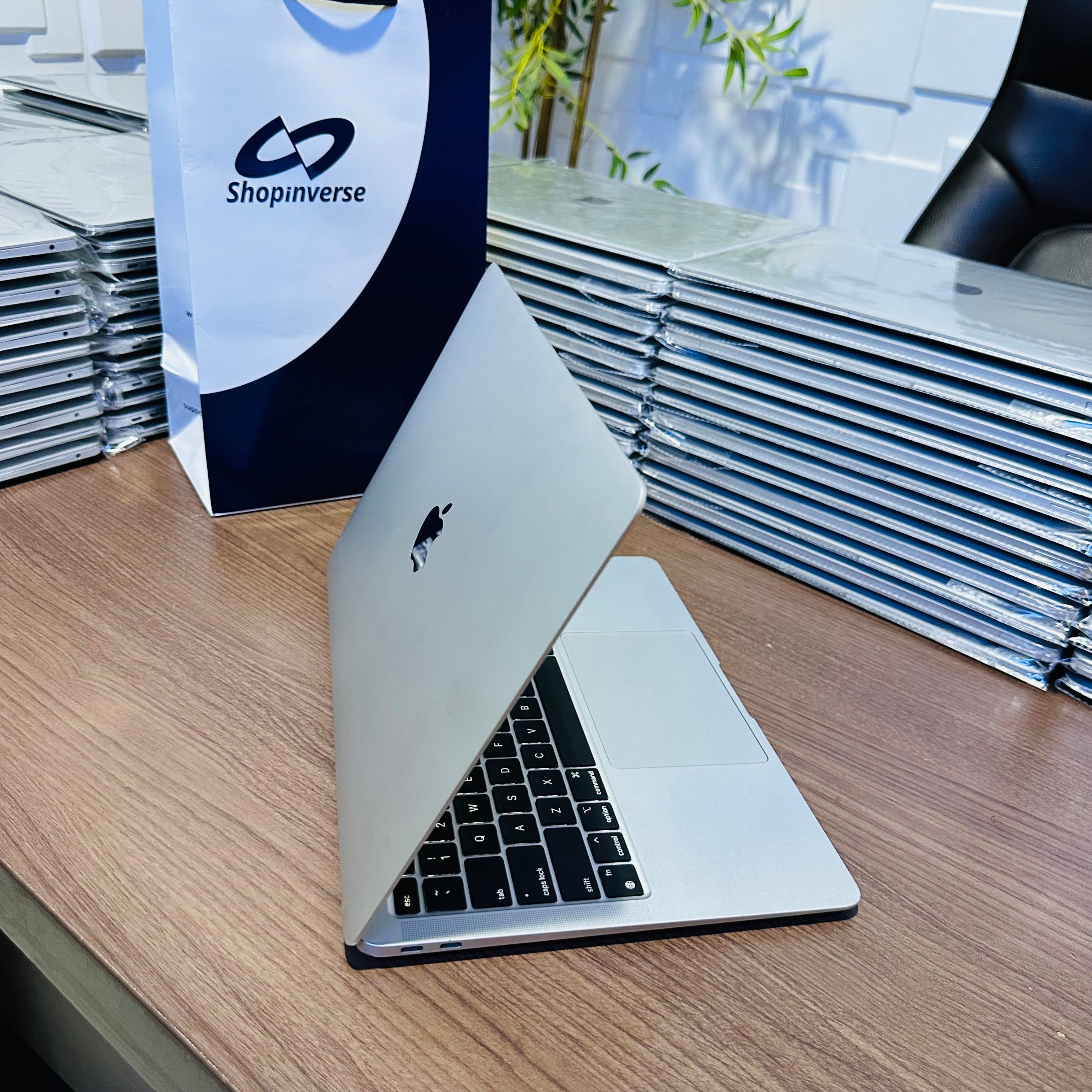 Apple MacBook Air 2020 - Intel Core i5 - 256GB SSD - 8GB RAM - Touch ID - Keyboard Light (Minor body dent)