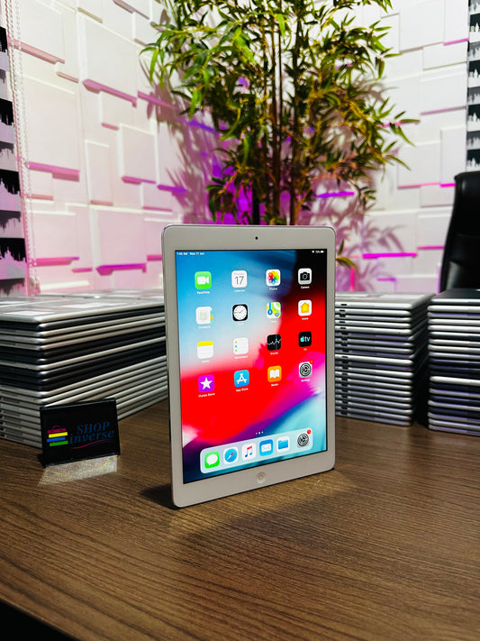 Apple iPad Air - 16GB - (Tiny crack on glass)