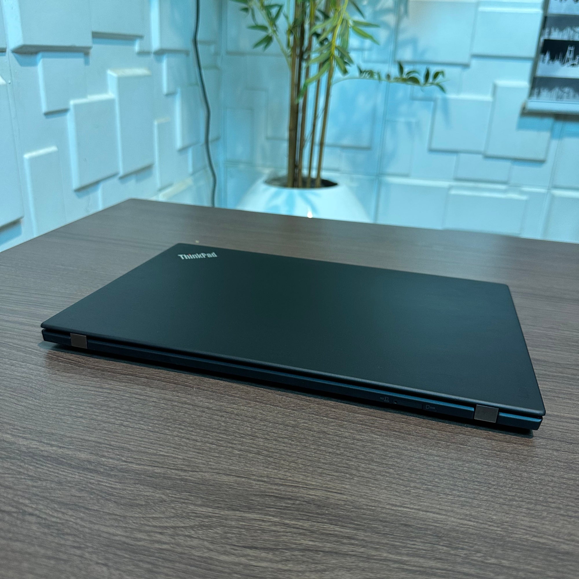 Lenovo ThinkPad X1 Carbon | 7th Gen Core i5 | 8GB RAM | 256GB SSD | Backlit Keyboard