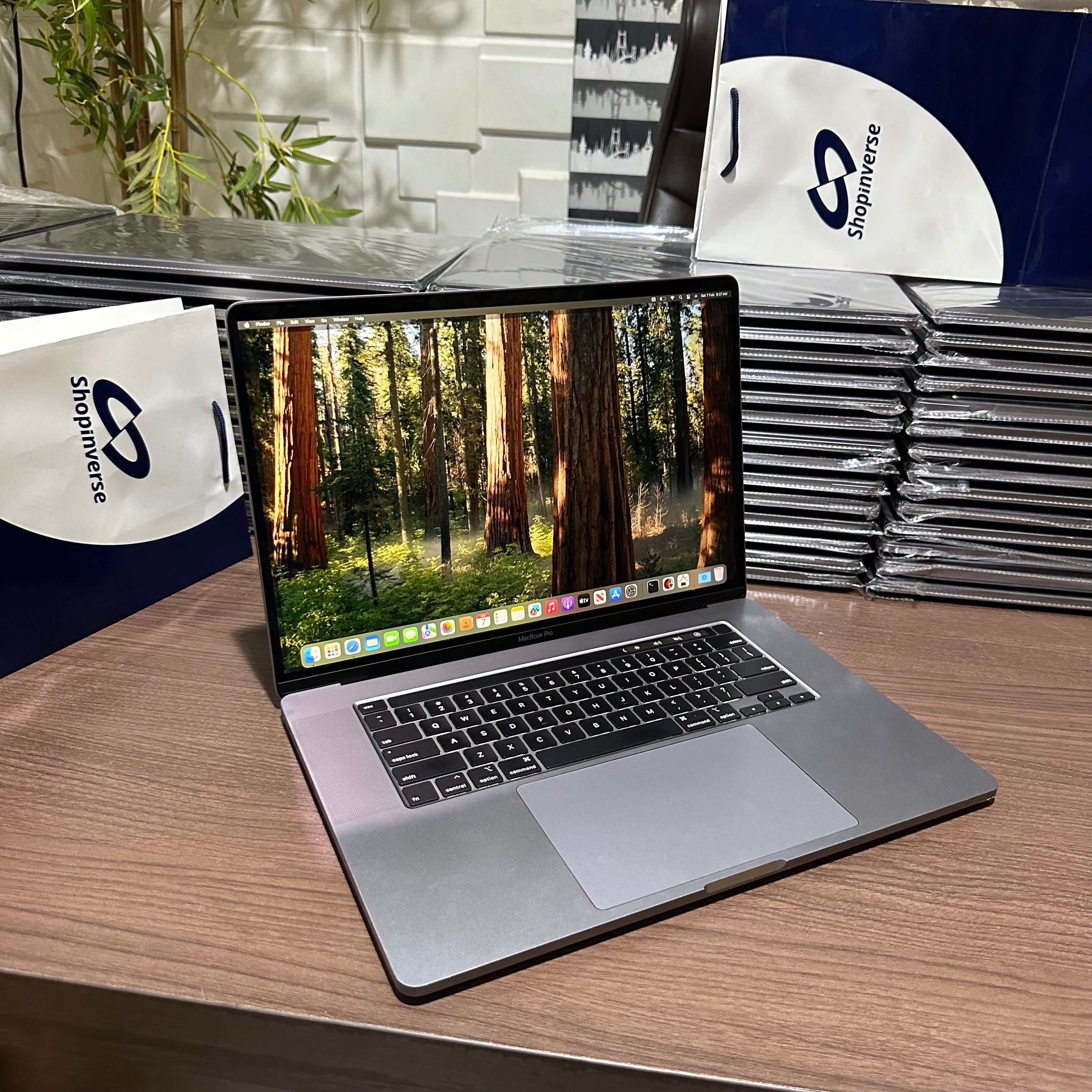 Apple MacBook Pro 2018 - Intel Core i9 - 500GB SSD - 32GB RAM - 4GB Dedicated Graphics - Touch ID - Touch Bar - Keyboard Light - (Minor body dent)