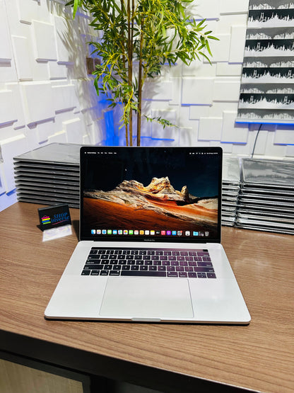 Apple MacBook Pro 2018 - Intel Core i7 - 500GB SSD - 16GB RAM - 4GB Dedicated Graphics - Touch ID - Touch Bar - Keyboard Light