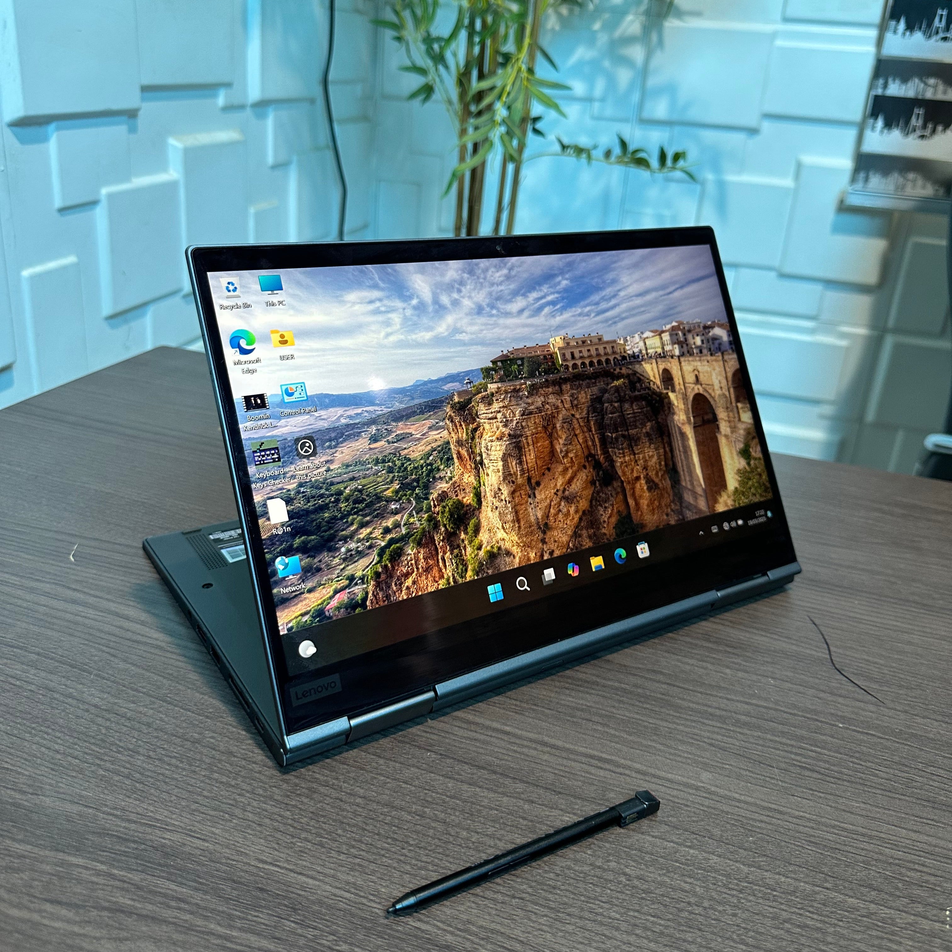 Lenovo ThinkPad X1 Yoga | 8th Gen Core i5 | 8GB RAM | 256GB SSD | Touchscreen | Backlit Keyboard