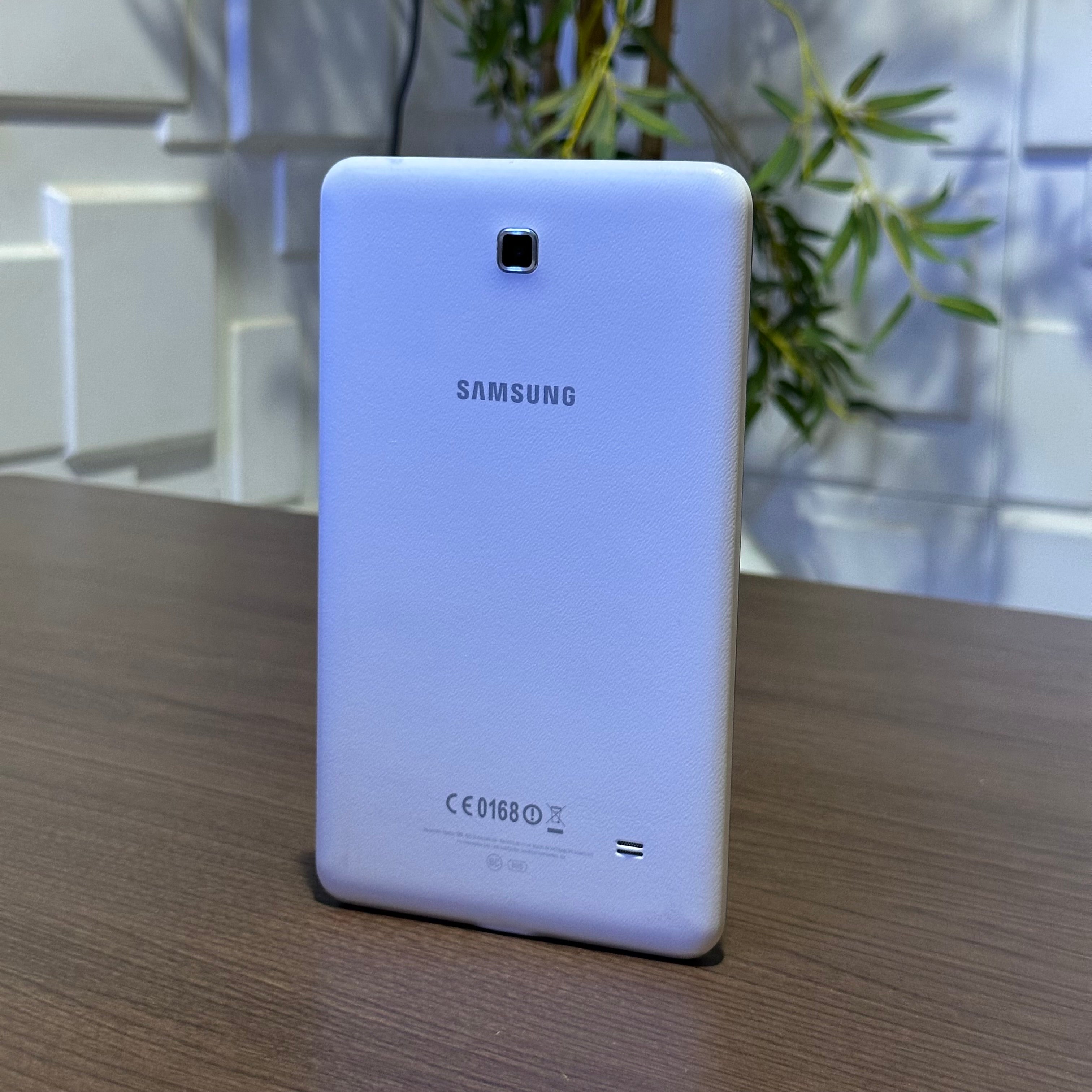 8GB Samsung Galaxy Tab 4 - White