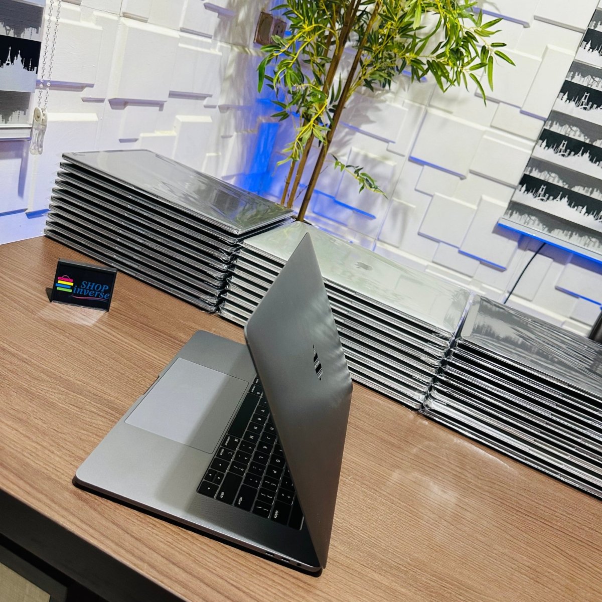 Apple MacBook Pro 2017 - Intel Core i7 - 500GB SSD - 16GB RAM - 2GB Dedicated Graphics - Touch ID - Touch Bar - Keyboard Light