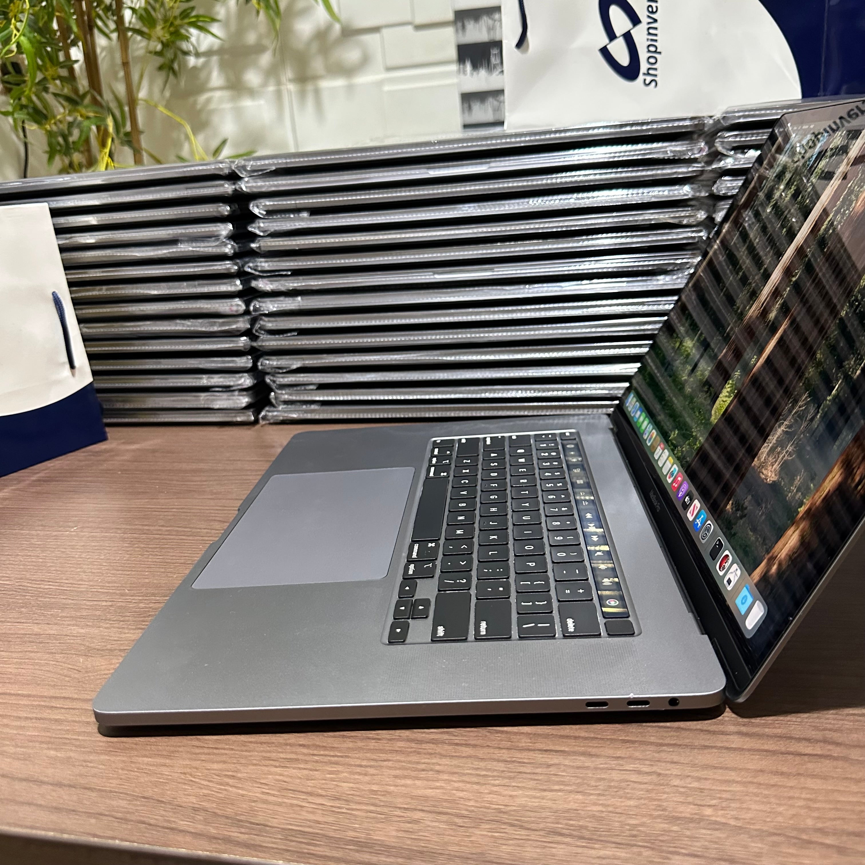 Apple MacBook Pro 2018 - Intel Core i9 - 500GB SSD - 16GB RAM - 4GB Dedicated Graphics - Touch ID - Touch Bar - Keyboard Light - (Minor body dent)