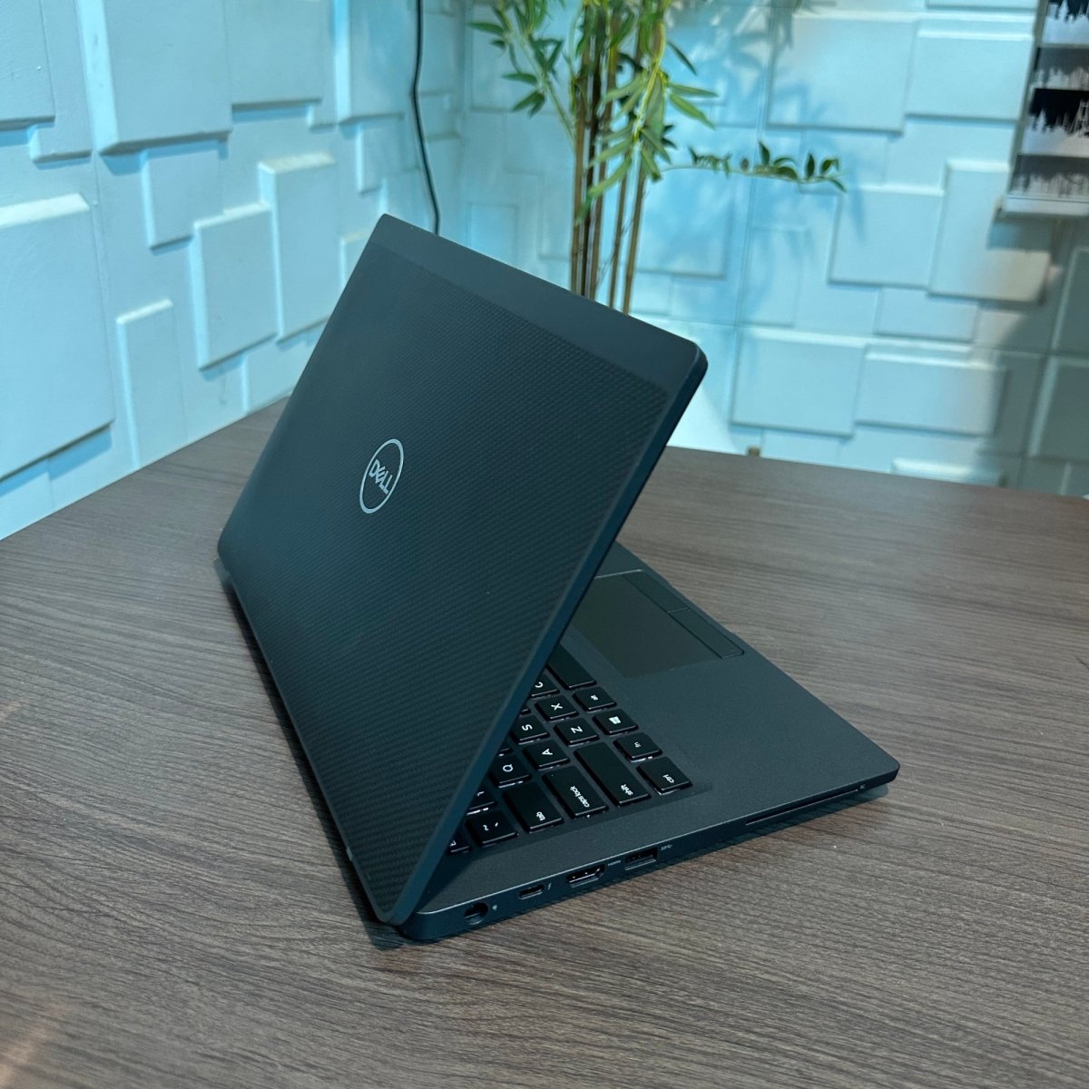 Dell Latitude 7400 - 8th Gen. Intel Core i5 - 256GB SSD - 16GB RAM - keyboard Light - Touchscreen