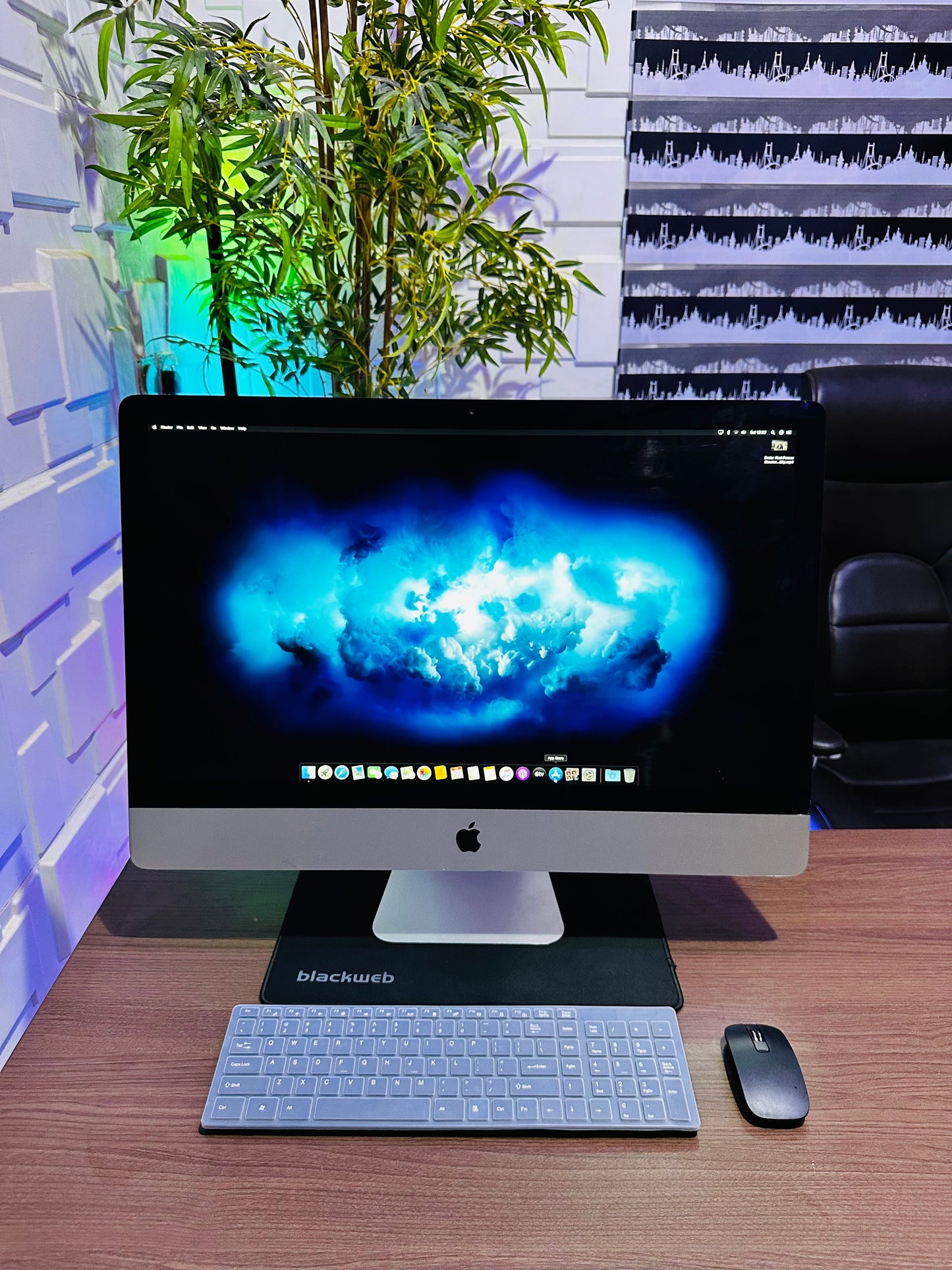 27-inch Apple iMac 2015 Retina 5K - Intel Core i5 - 1TB HDD - 16GB RAM - 2GB Radeon R9 Graphics - (Tiny crack on glass)