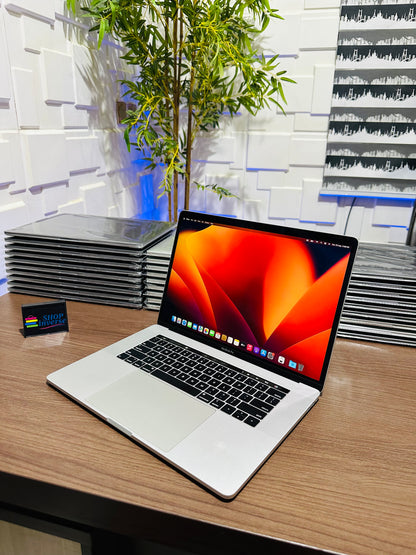 Apple MacBook Pro 2017 - Intel Core i7 - 256GB SSD - 16GB RAM - 2GB Dedicated Graphics - Touch ID - Touch Bar - Keyboard Light