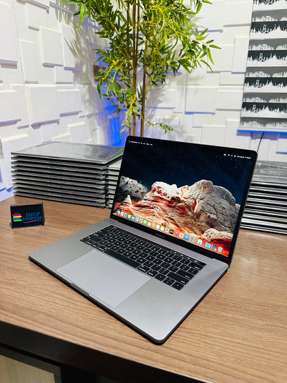 16-inch Apple MacBook Pro 2019 - Intel Core i7 - 500GB SSD - 16GB RAM - 4GB Dedicated Graphics - Touch ID - Touch Bar - Keyboard Light