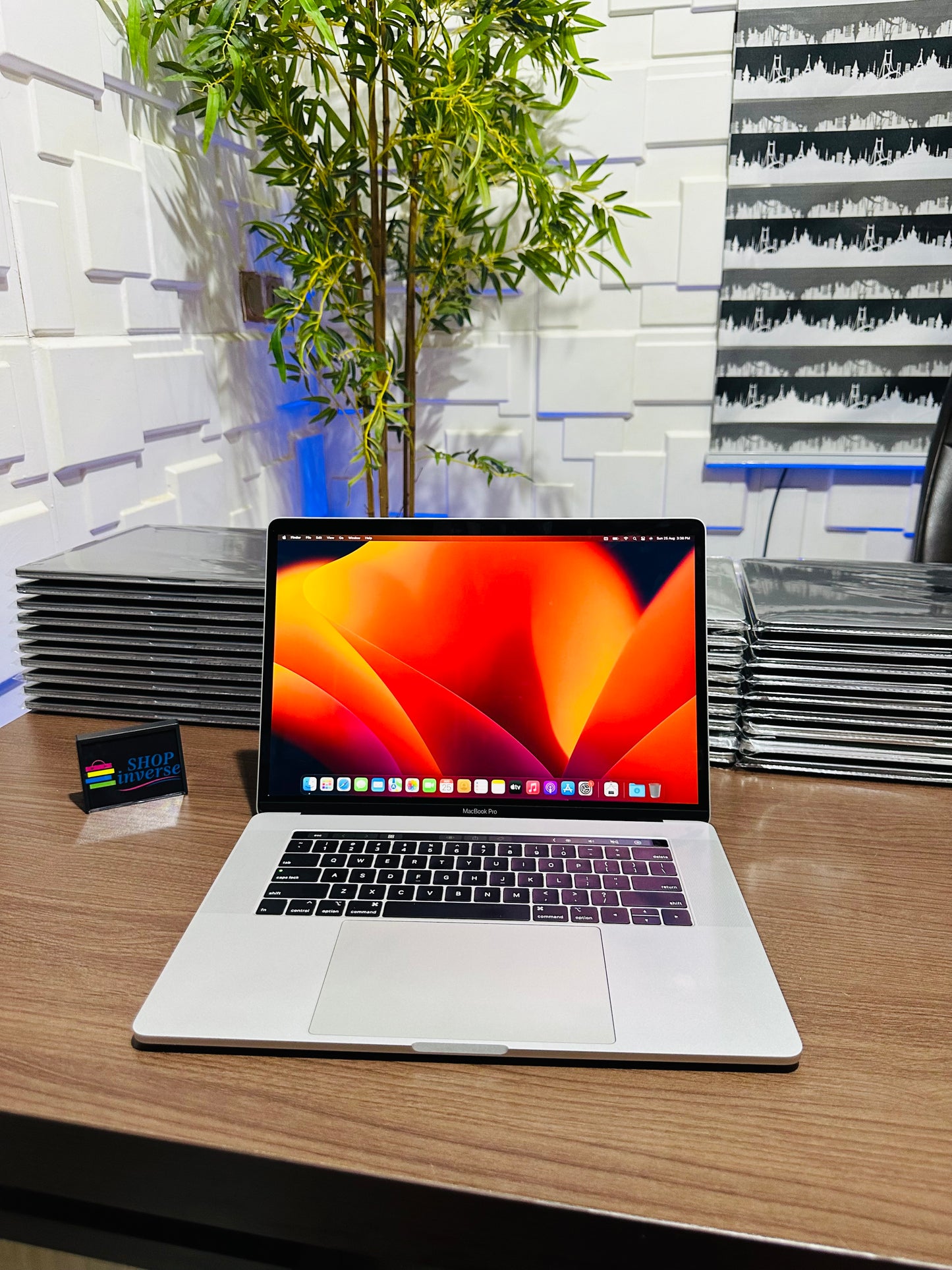 Apple MacBook Pro 2017 - Intel Core i7 - 256GB SSD - 16GB RAM - 2GB Dedicated Graphics - Touch ID - Touch Bar - Keyboard Light