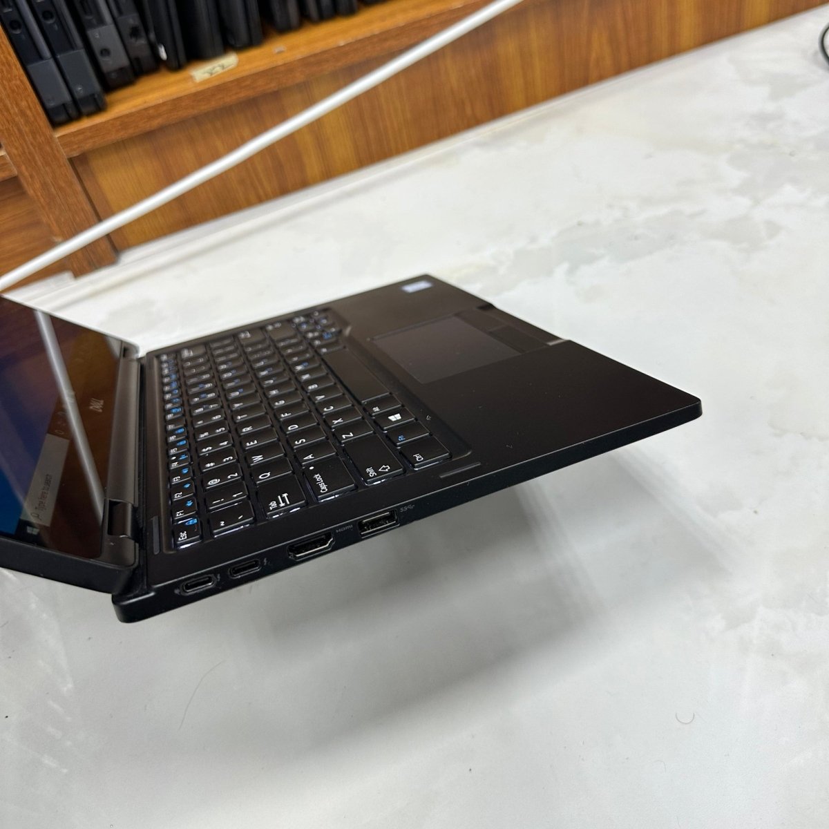 Dell Latitude 7390 2 - in - 1 - 8th Gen. Intel Core i7 - 256GB SSD - 16GB RAM - Keyboard Light - Touchscreen