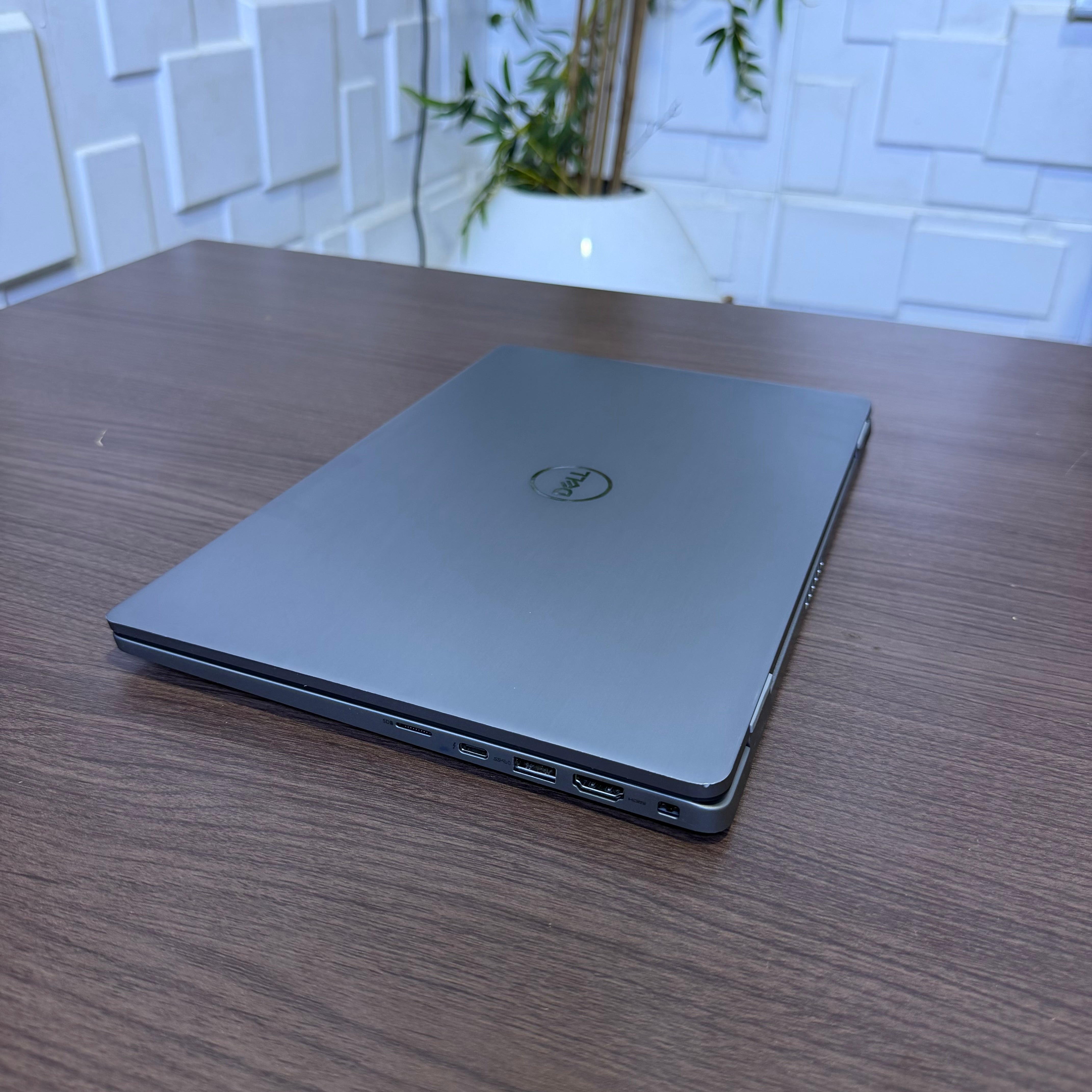 Dell Latitude 7420 | 11th Gen Core i5 | 16GB RAM | 256GB SSD | Full HD | Backlit Keyboard | Minor Scratch