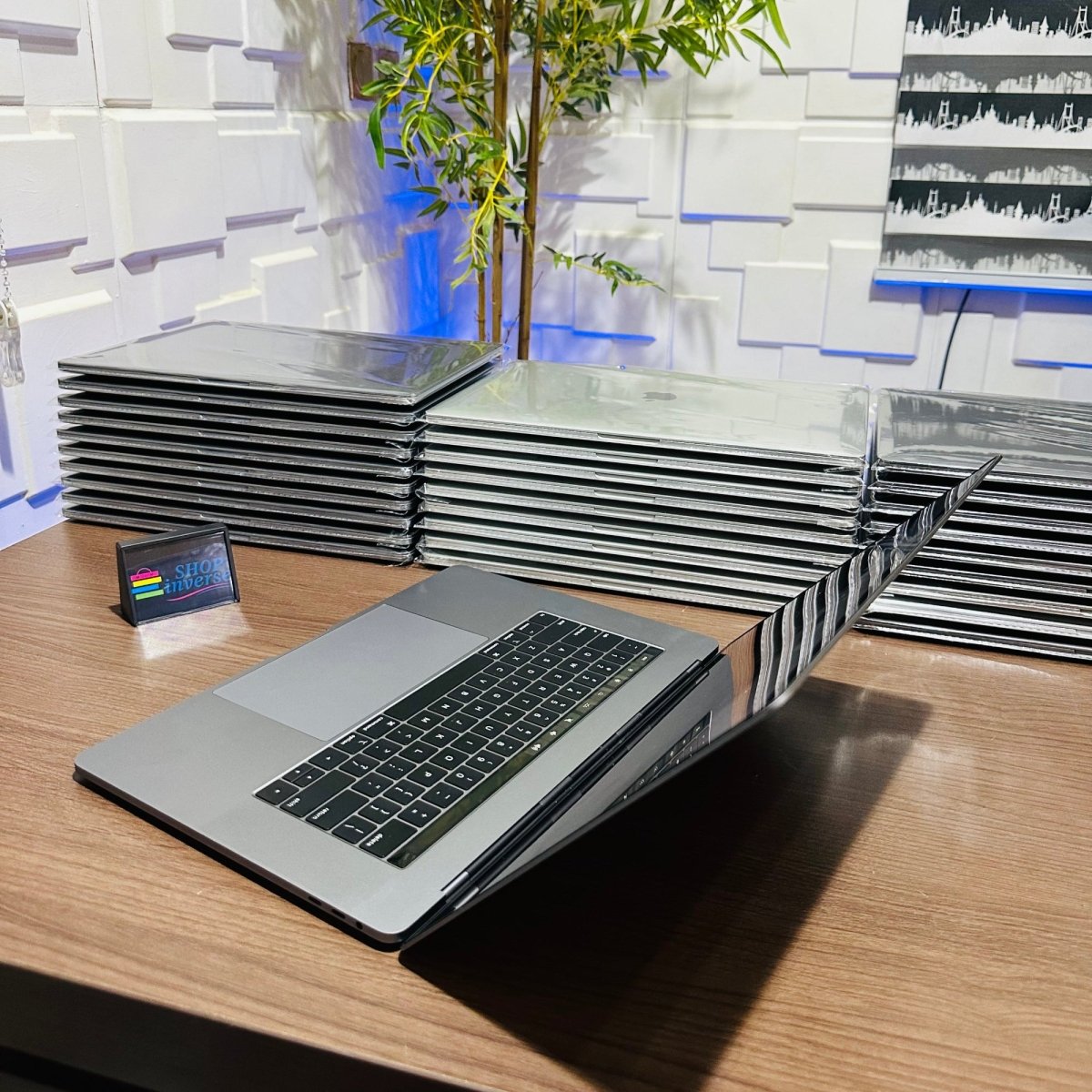 Apple MacBook Pro 2017 - Intel Core i7 - 500GB SSD - 16GB RAM - 2GB Dedicated Graphics - Touch ID - Touch Bar - Keyboard Light