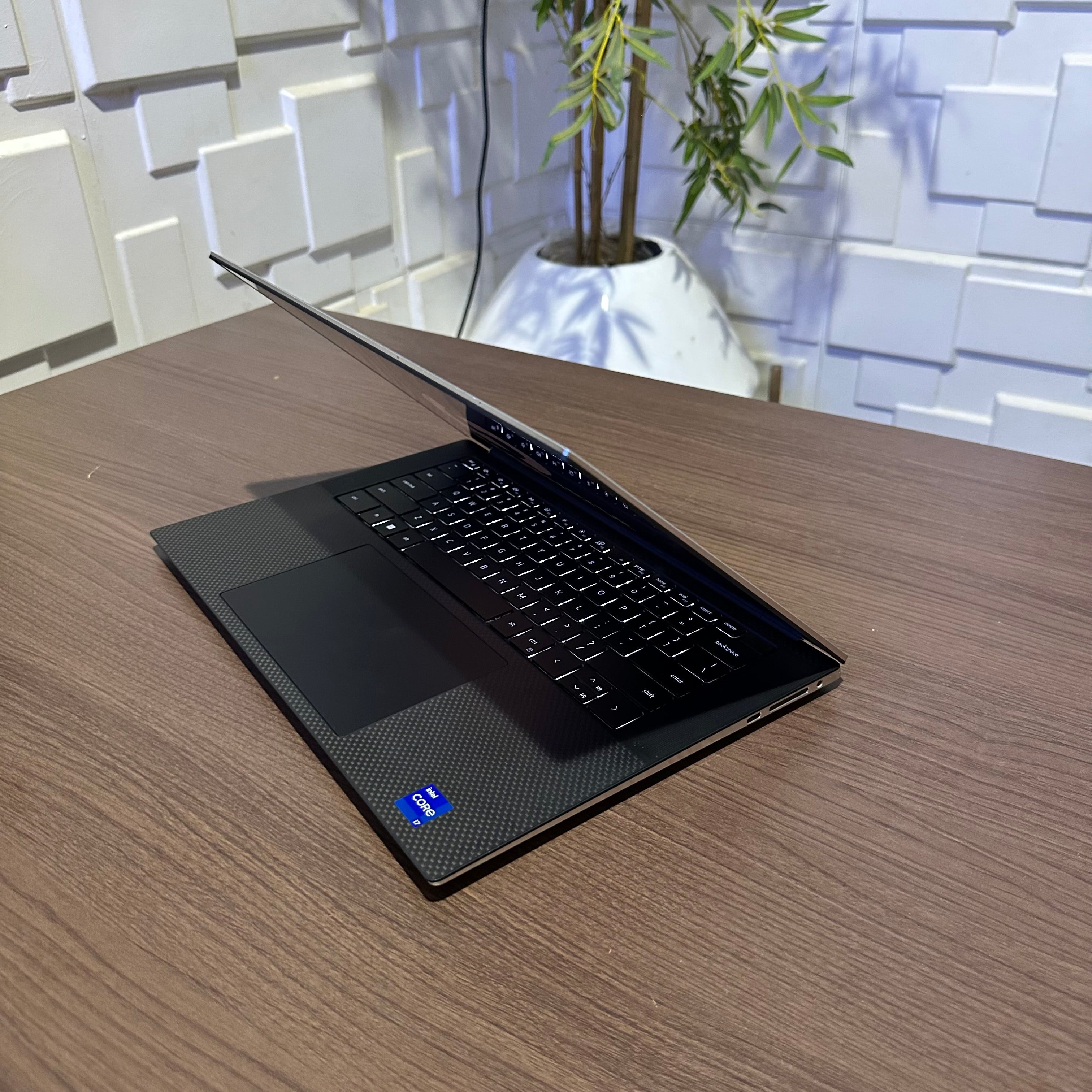 Dell XPS 17 9720 - 12th Gen Intel Core i7 - 512GB SSD - 16GB RAM - 6GB Nvidia GeForce RTX 3060 - Keyboard Light