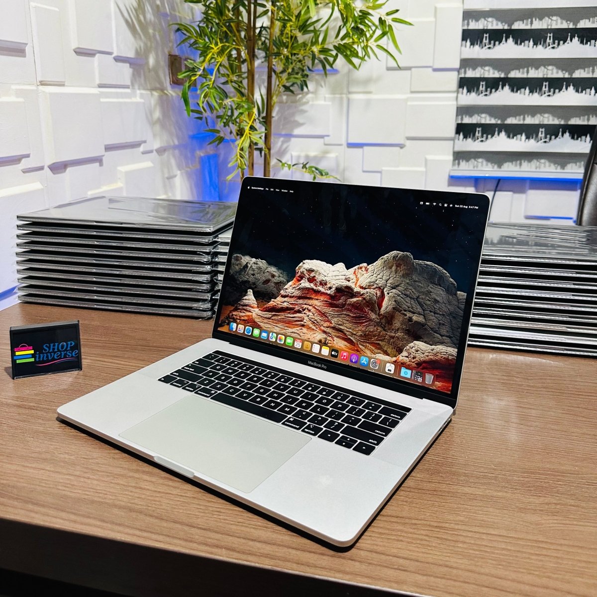 16-inch Apple MacBook Pro 2019 - Intel Core i7 - 500GB SSD - 32GB RAM - 4GB Dedicated Graphics - Touch ID - Touch Bar - Keyboard Light