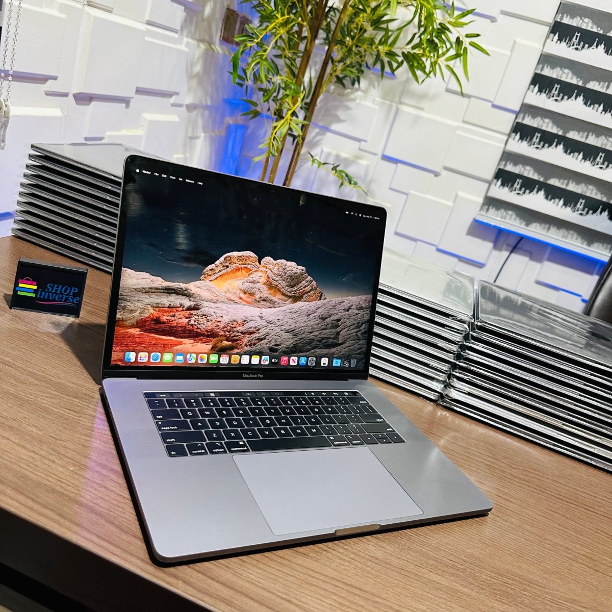 Apple MacBook Pro 2017 - Intel Core i7 - 500GB SSD - 16GB RAM - 2GB Dedicated Graphics - Touch ID - Touch Bar - Keyboard Light