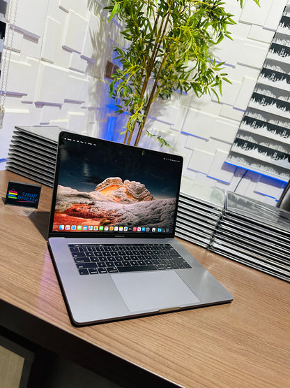 Apple MacBook Pro 2017 - Intel Core i7 - 500GB SSD - 16GB RAM - 2GB Dedicated Graphics - Touch ID - Touch Bar - Keyboard Light