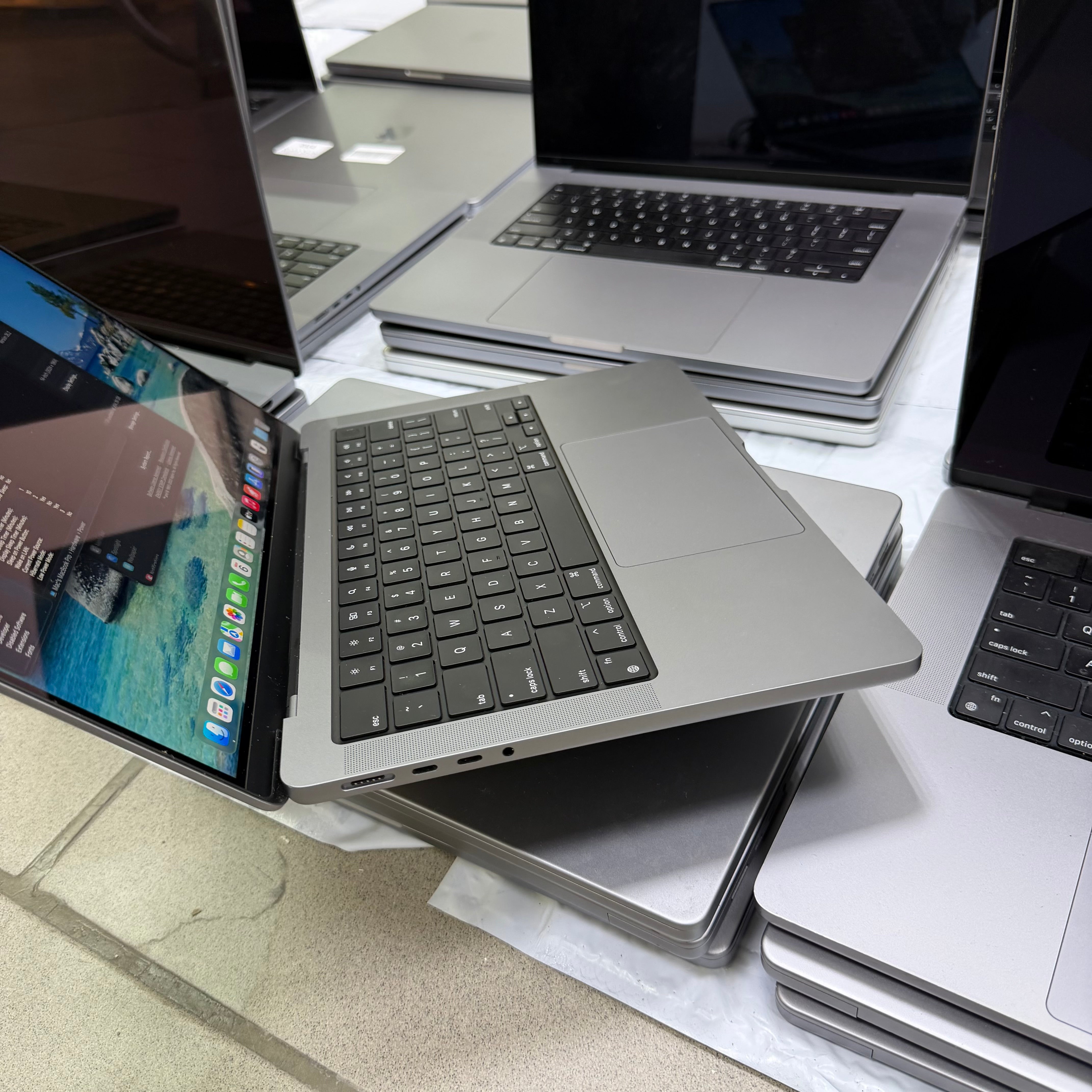 Apple MacBook Pro 14-inch (2021) | Apple M1 Pro | 16GB Unified Memory | 512GB SSD | Touch ID | Backlit Keyboard