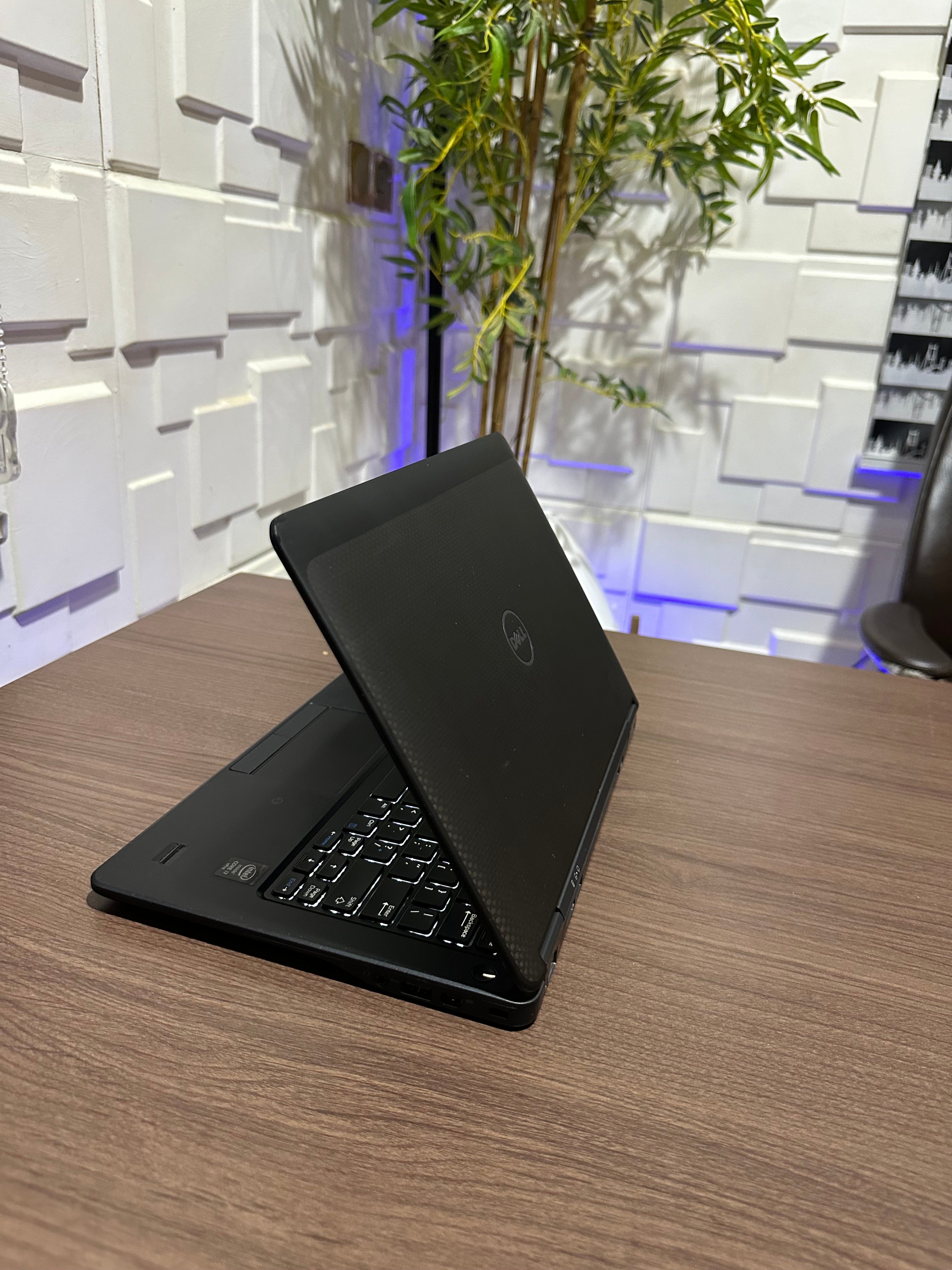 Dell Latitude E7250 - Intel Core i5 - 256GB SSD - 8GB RAM - Touchscreen - (Minor body scratch)