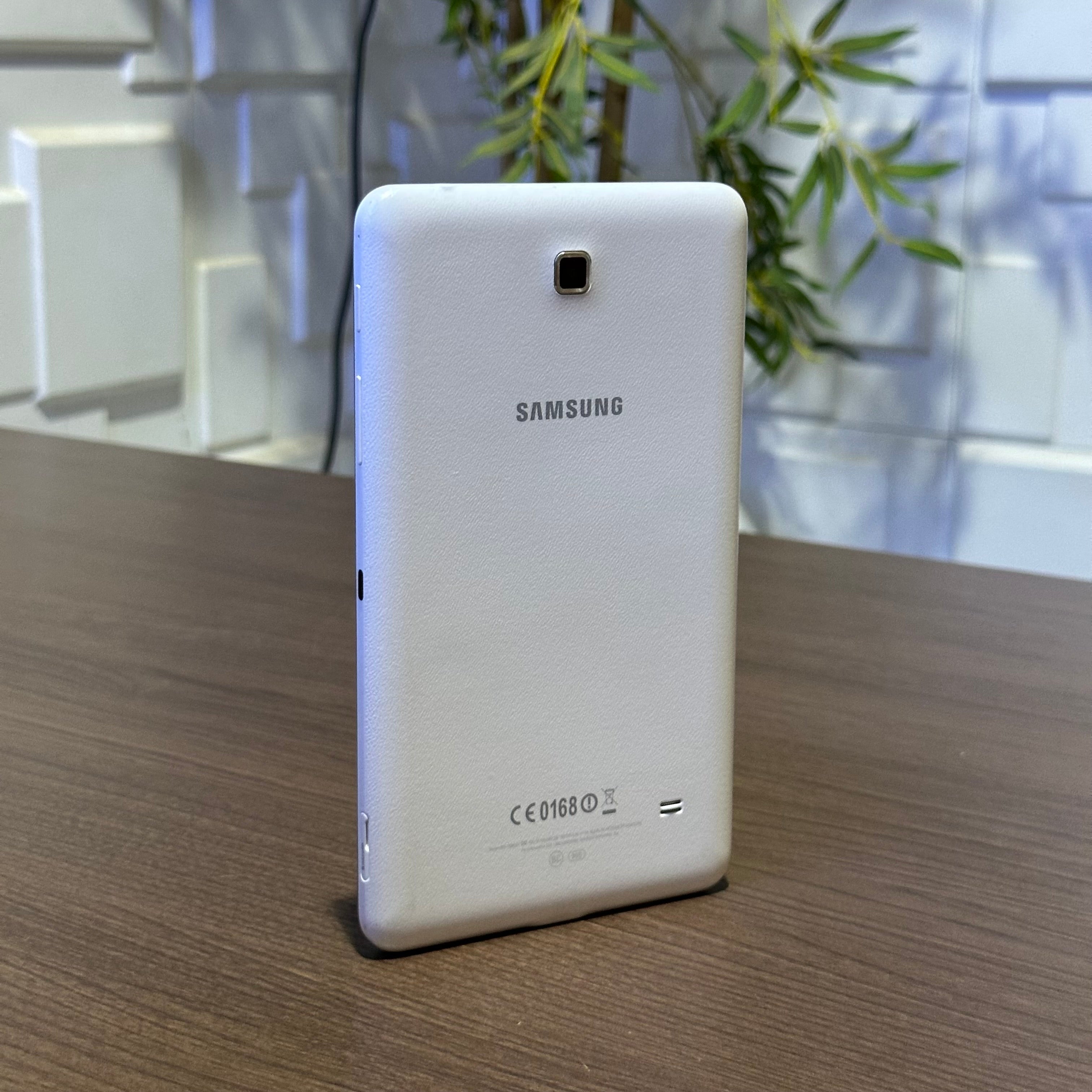 8GB Samsung Galaxy Tab 4 - White