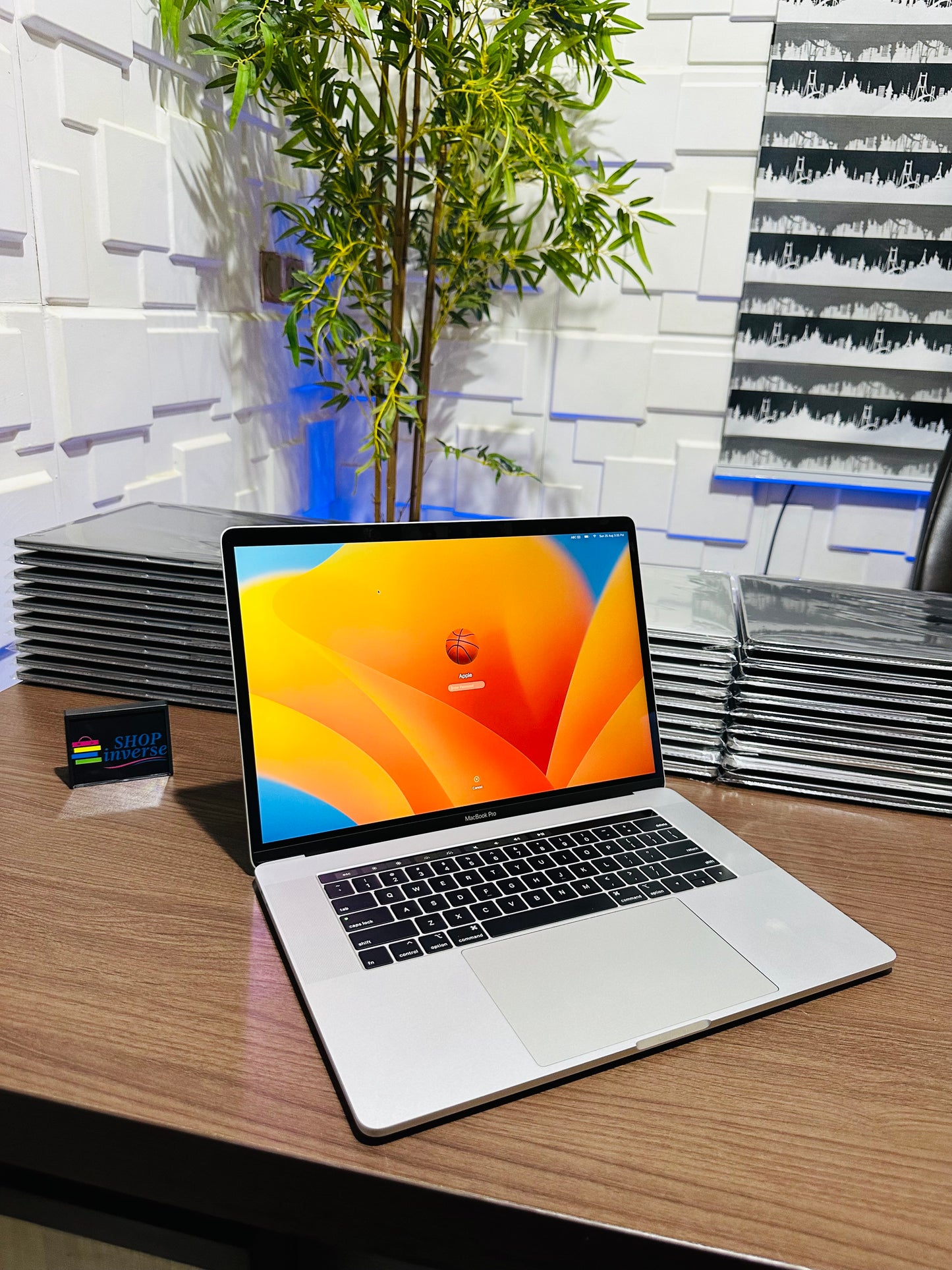 Apple MacBook Pro 2016 - Intel Core i7 - 500GB SSD - 16GB RAM - 2GB Dedicated Graphics - Touch ID - Touch Bar - Keyboard Light