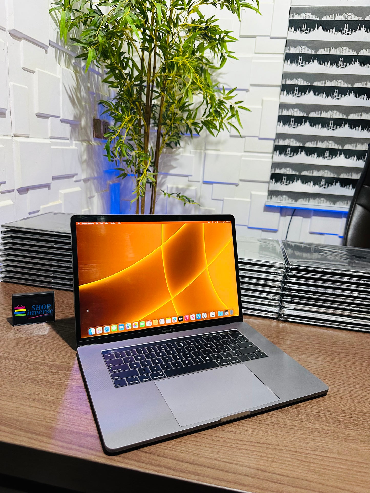 Apple MacBook Pro 2017 - Intel Core i7 - 1TB SSD - 16GB RAM - 4GB Dedicated Graphics - Touch ID - Touch Bar - Keyboard Light