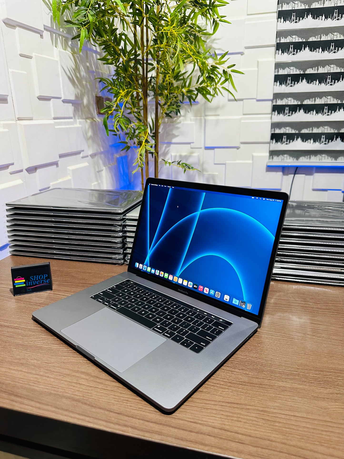 Apple MacBook Pro 2018 - Intel Core i7 - 500GB SSD - 32GB RAM - 4GB Dedicated Graphics - Touch ID - Touch Bar - Keyboard Light