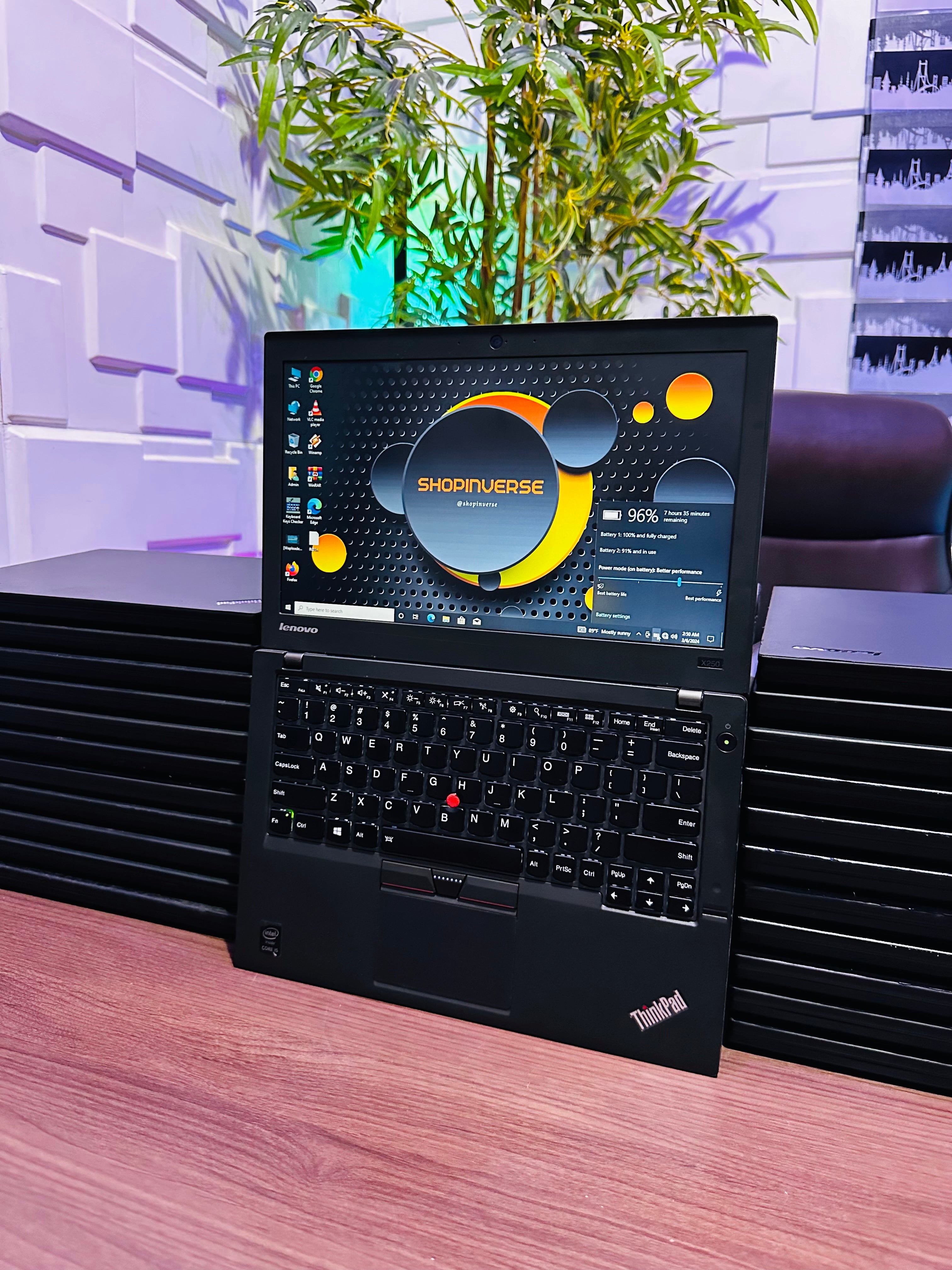 Lenovo ThinkPad X250 - Intel Core i5 - 256GB SSD - 8GB RAM - Keyboard Light - 2 Batteries - (Minor body crack)