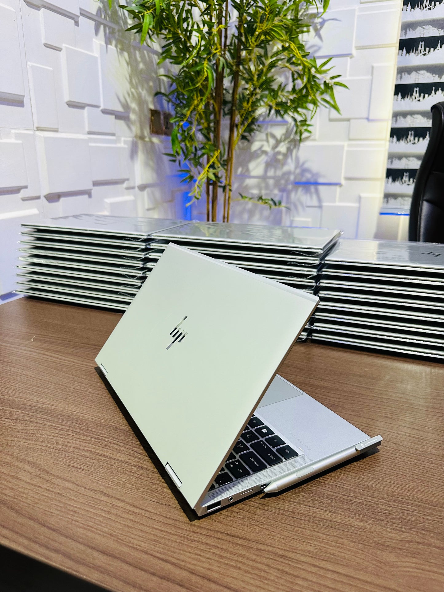 HP EliteBook x360 1040 G7 - 10th Gen. Intel Core i7 - 512GB SSD - 16GB RAM - 8GB Total Graphics - HDMI - Touchscreen - Keyboard Light