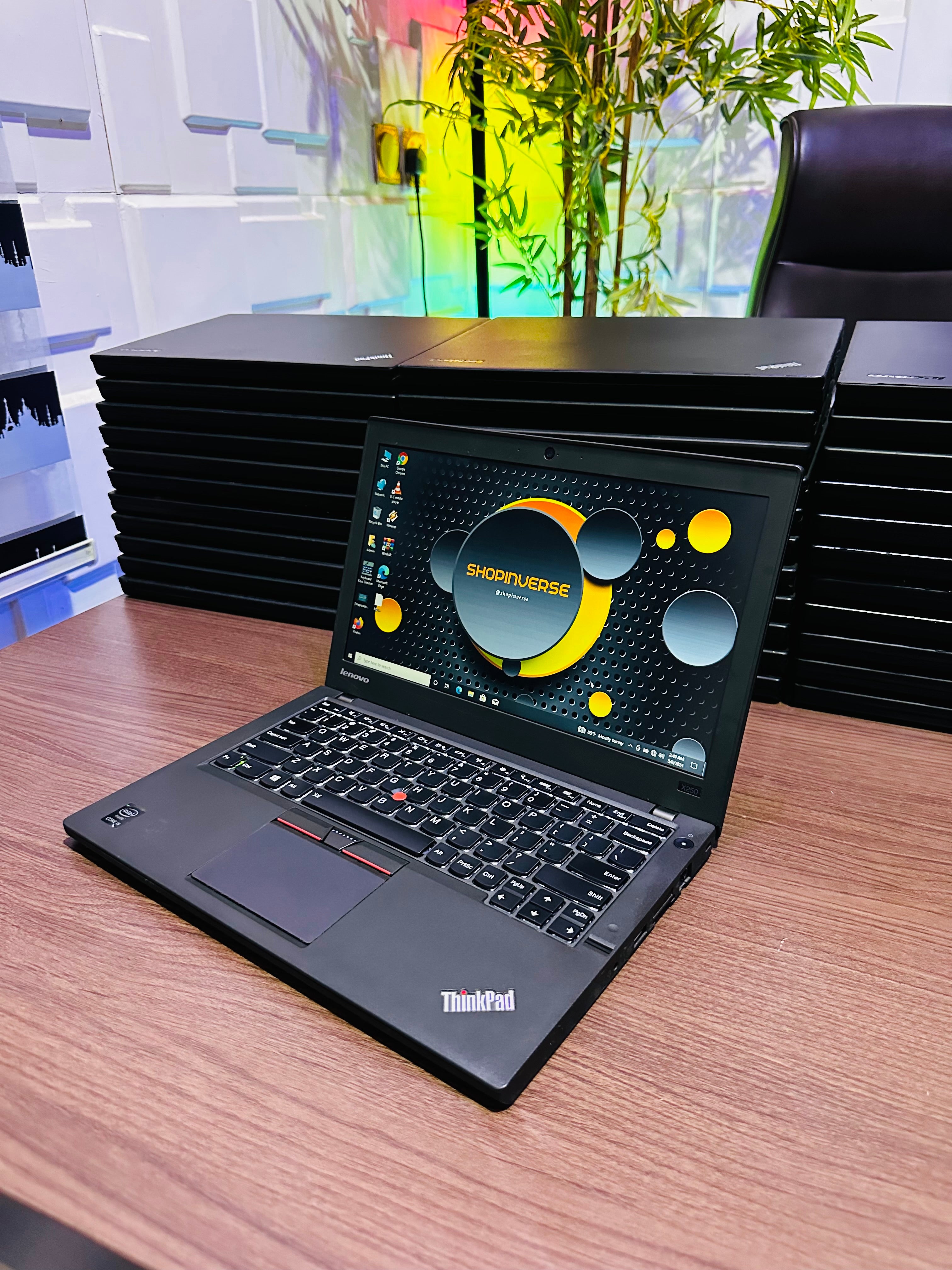 Lenovo ThinkPad X250 - Intel Core i5 - 256GB SSD - 8GB RAM - Keyboard Light - 2 Batteries - (Minor body crack)