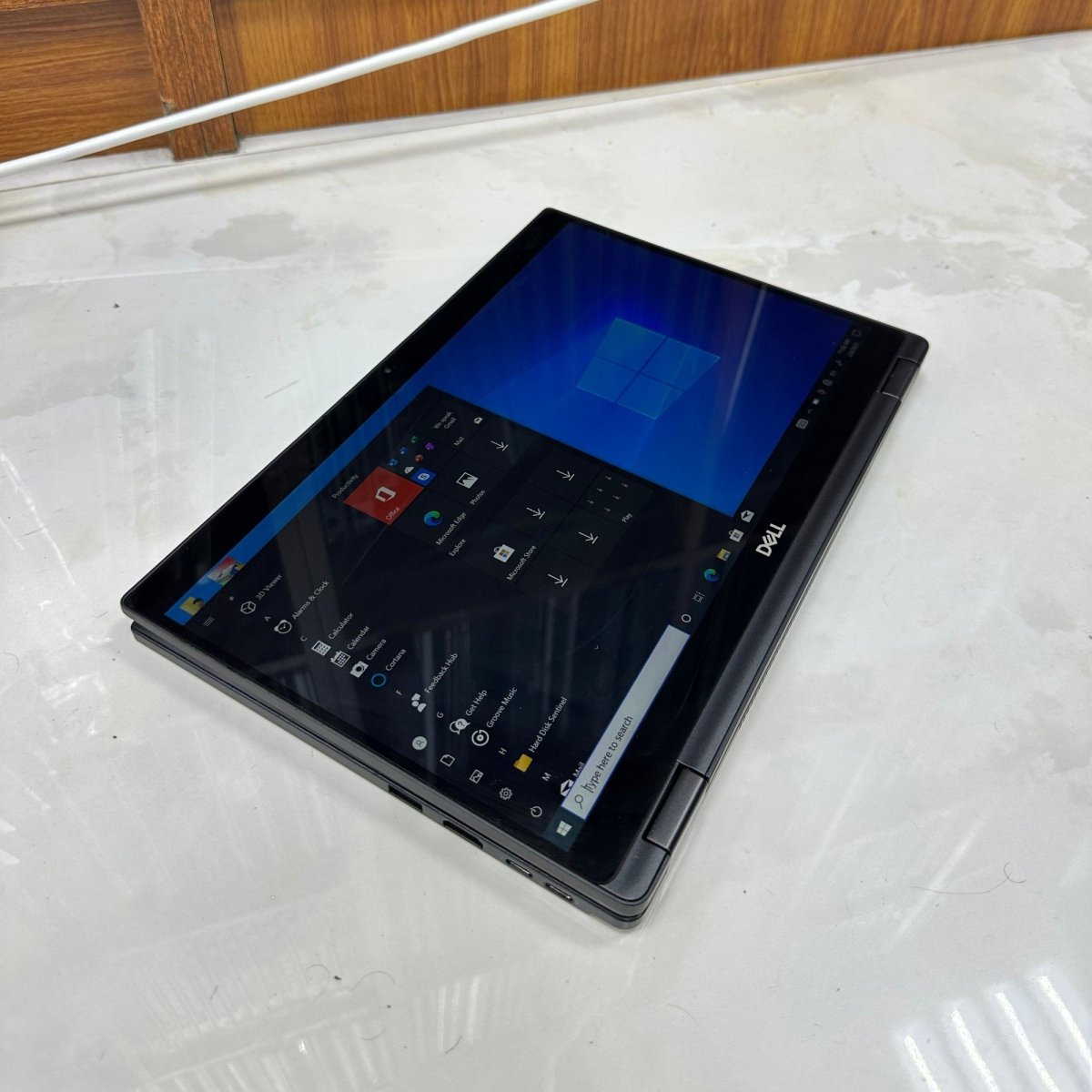 Dell Latitude 7390 2 - in - 1 - 8th Gen. Intel Core i7 - 256GB SSD - 16GB RAM - Keyboard Light - Touchscreen