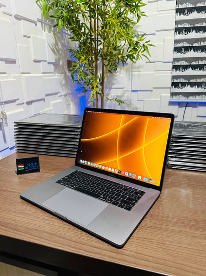 Apple MacBook Pro 2017 - Intel Core i7 - 1TB SSD - 16GB RAM - 4GB Dedicated Graphics - Touch ID - Touch Bar - Keyboard Light