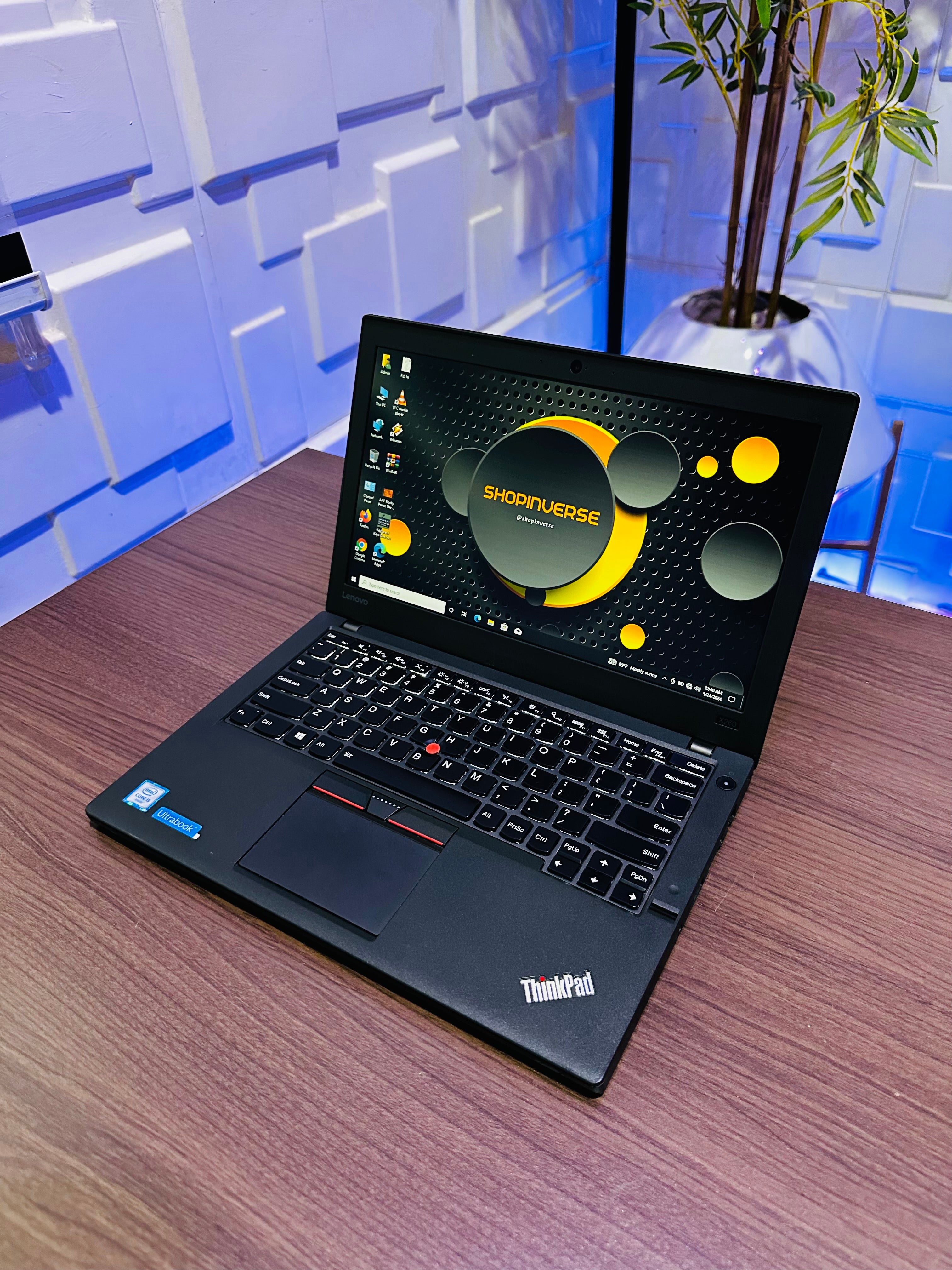 Lenovo ThinkPad X260 - 6th Gen. Intel Core i5 - 256GB SSD - 8GB RAM - Keyboard Light - 2 Batteries