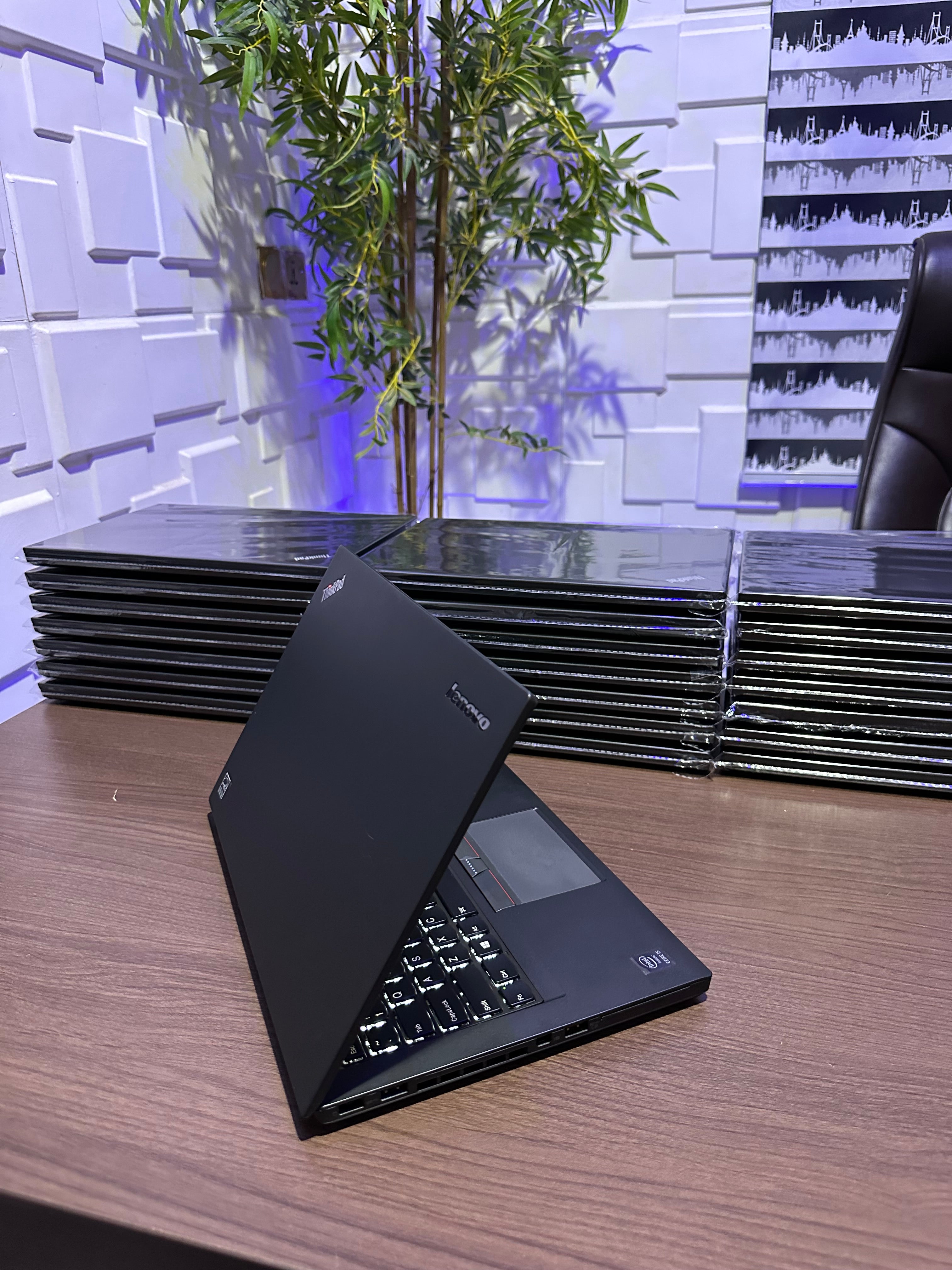 Lenovo Thinkpad T450 - Intel Core i5 - 256GB SSD - 8GB RAM - Touchscreen - (Minor body dent)