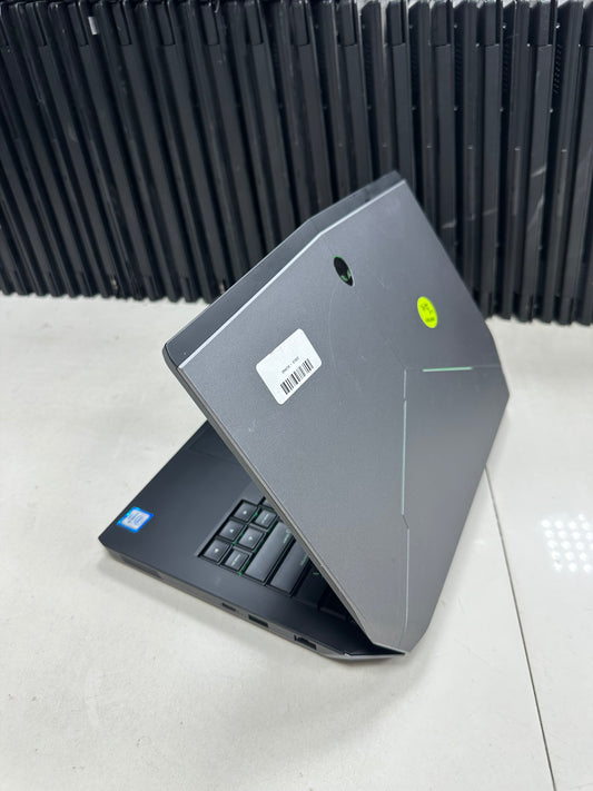 Dell Alienware 13 R2 - 6th Gen. Intel Core i5 - 512GB SSD - 16GB RAM - 2GB Dedicated Nvidia GeForce GTX 960M - keyboard Light