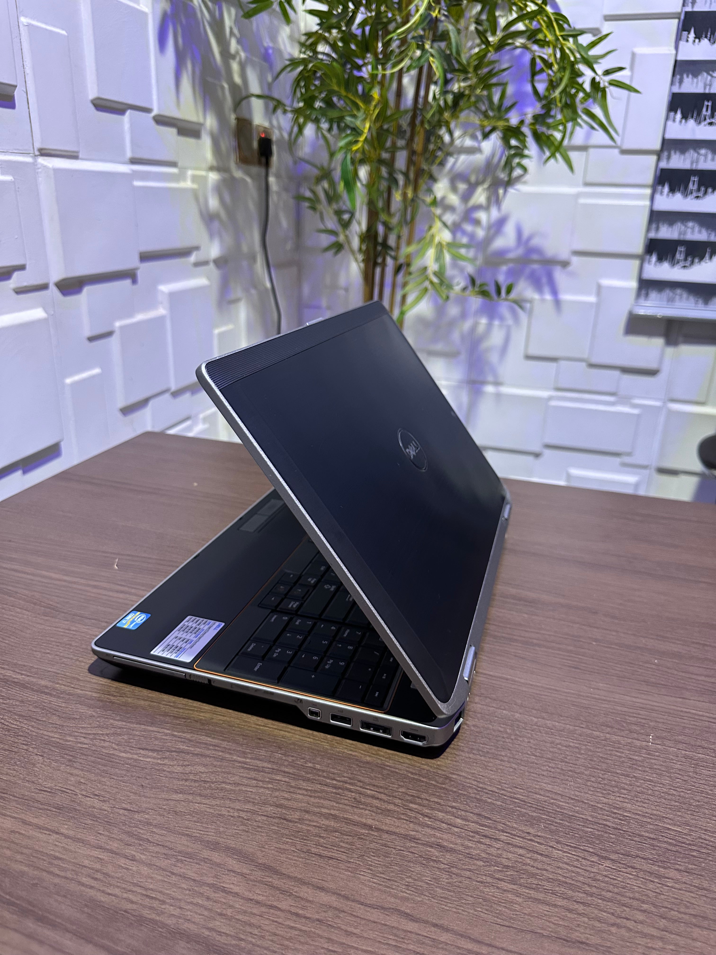 Dell Latitude E6520 - Intel Core i5 - 120GB HDD - 8GB RAM - Keyboard Light