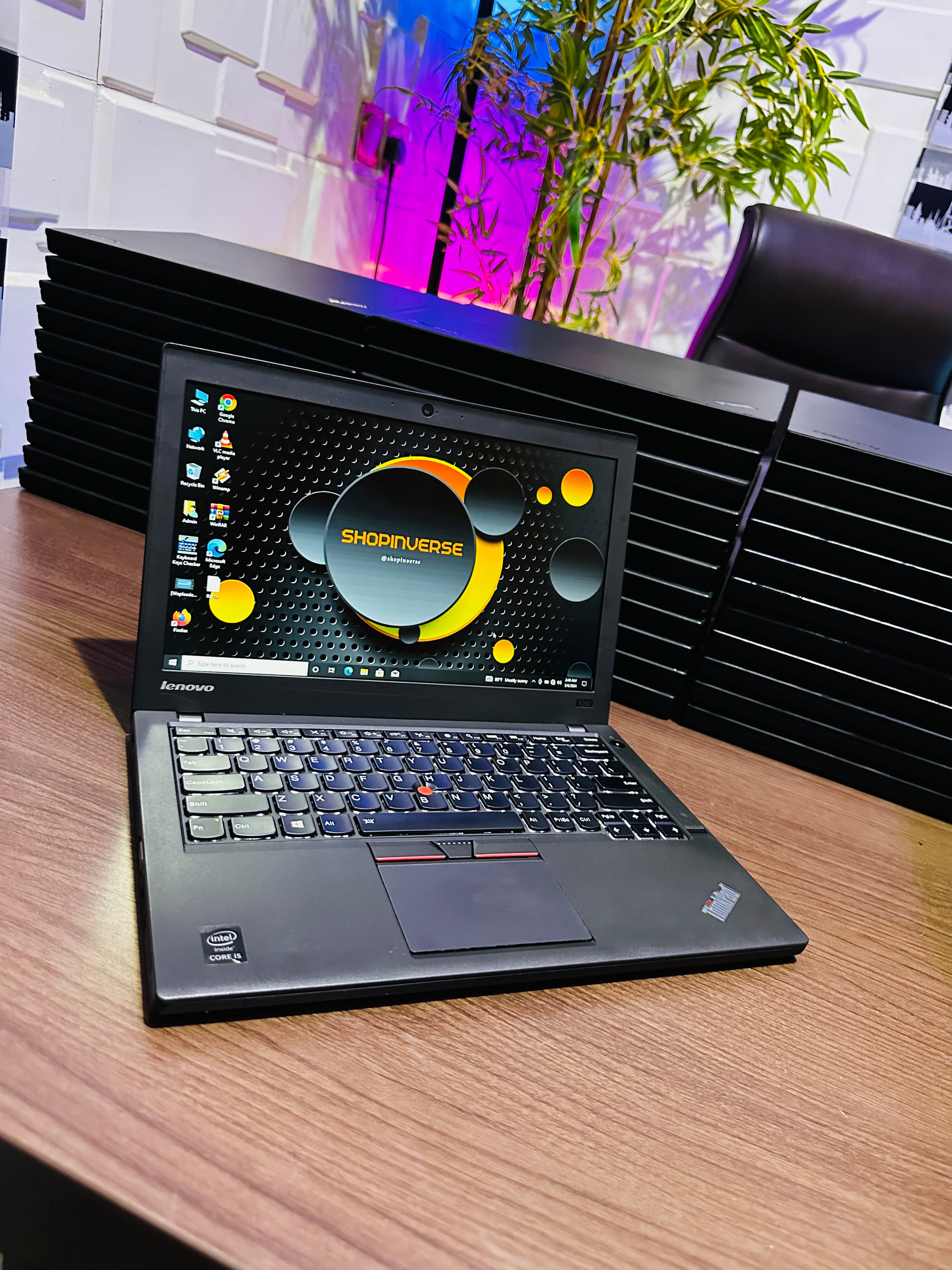 Lenovo ThinkPad X250 - Intel Core i5 - 256GB SSD - 8GB RAM - Keyboard Light - 2 Batteries - (Minor body crack)
