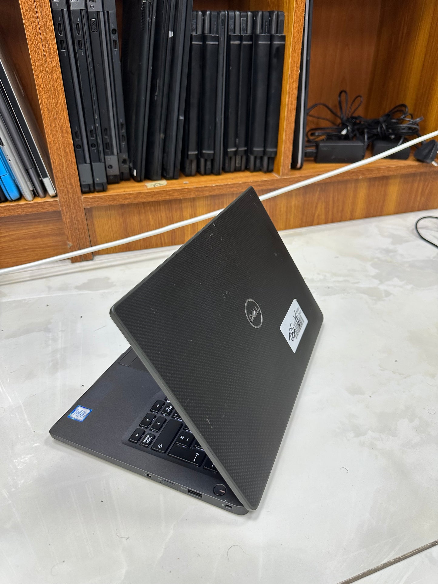 Dell Latitude 7300 - 8th Gen. Intel Core i7 - 256GB SSD - 8GB RAM - HDMI - keyboard Light - Touchscreen