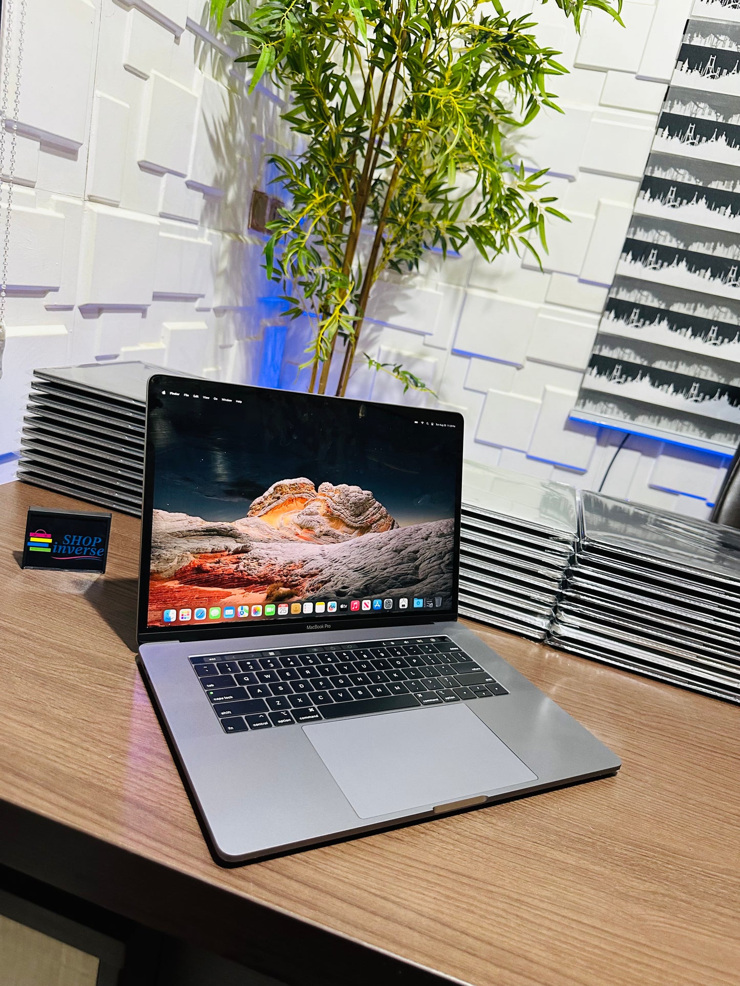 Apple MacBook Pro 2017 - Intel Core i7 - 500GB SSD - 16GB RAM - 2GB Dedicated Graphics - Touch ID - Touch Bar - Keyboard Light