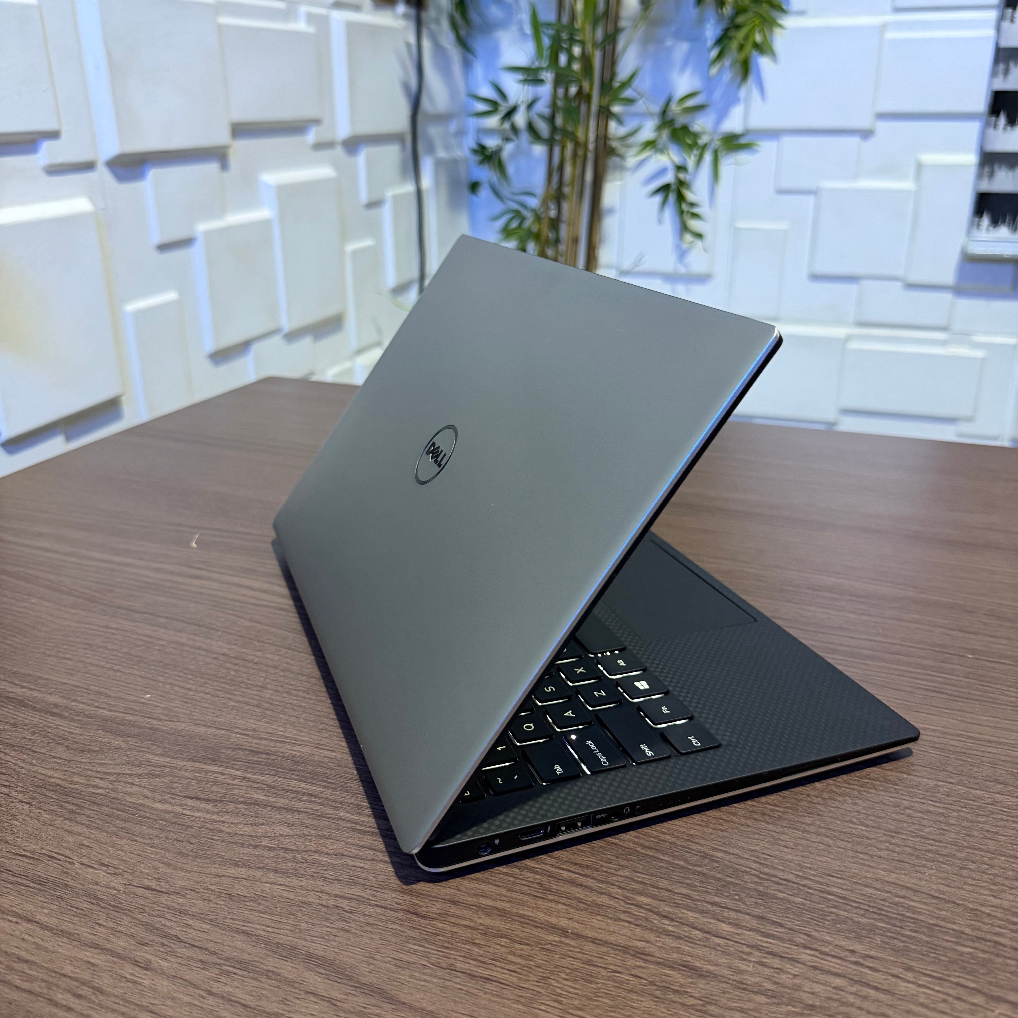 Dell XPS 13 9350 | 6th Gen Core i7 | 8GB RAM | 256GB SSD | Touchscreen | Backlit Keyboard | Minor Dent