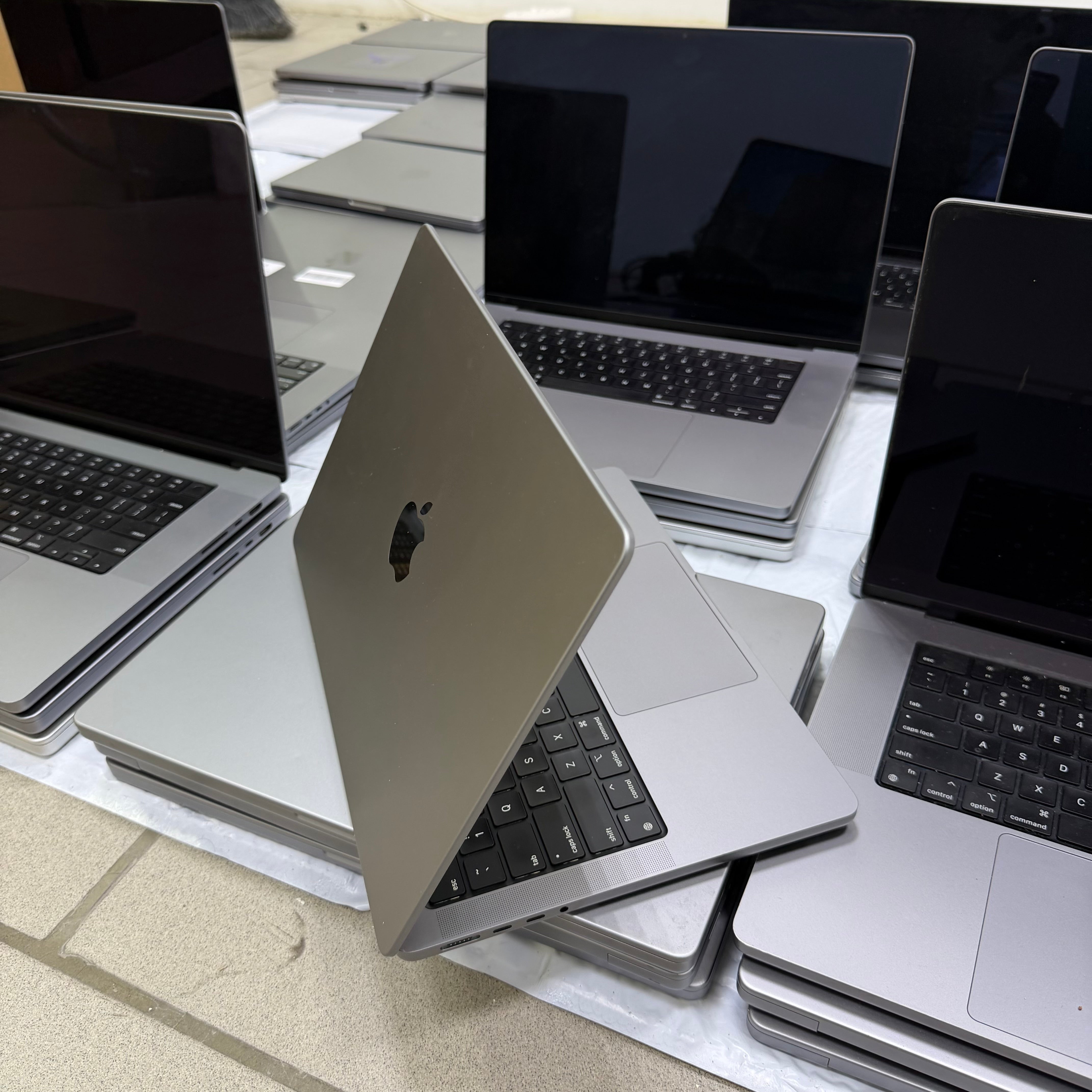 Apple MacBook Pro 14-inch (2021) | Apple M1 Pro | 16GB Unified Memory | 512GB SSD | Touch ID | Backlit Keyboard