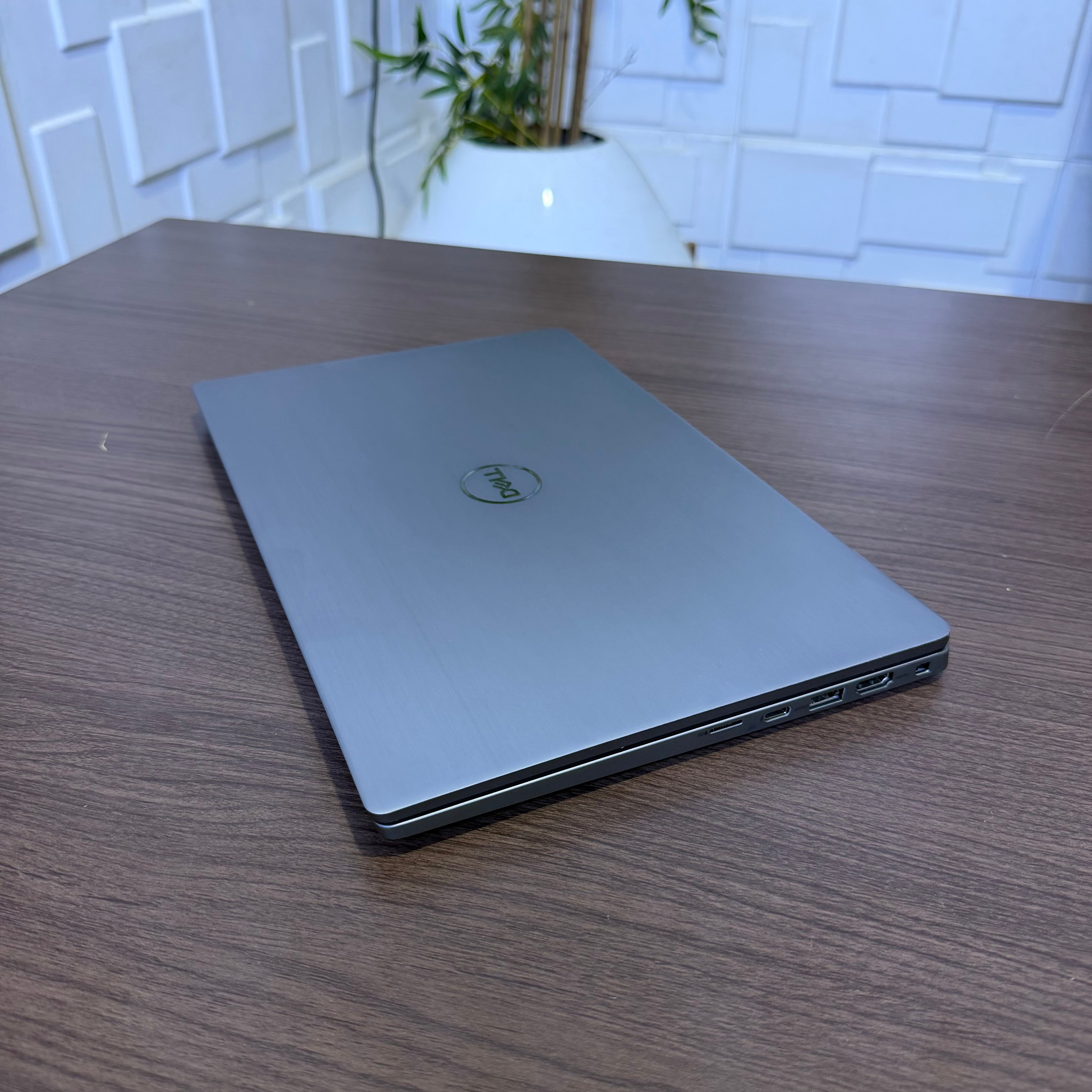 Dell Latitude 7420 | 11th Gen Core i5 | 16GB RAM | 256GB SSD | Full HD | Backlit Keyboard | Minor Scratch