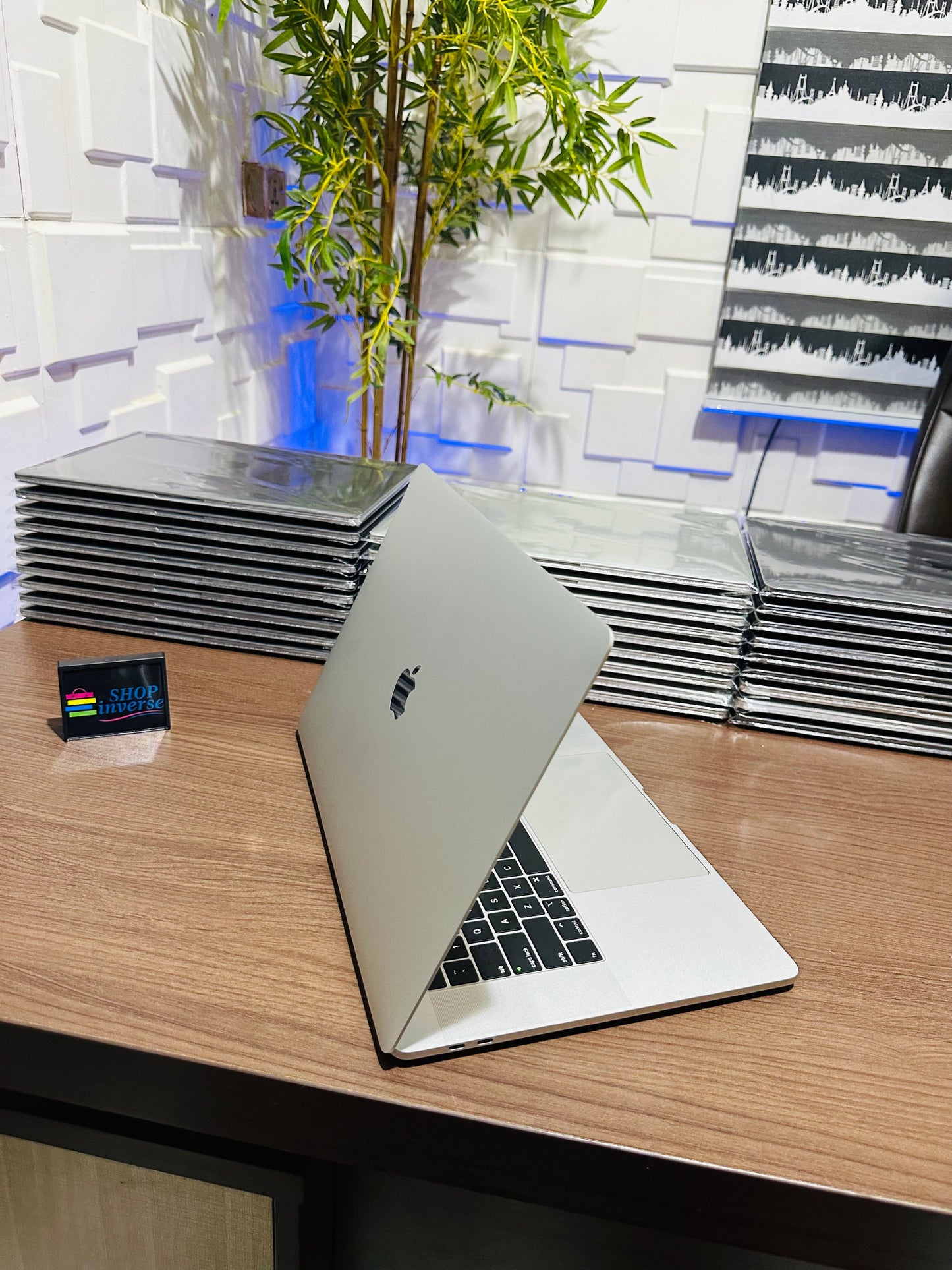 Apple MacBook Pro 2018 - Intel Core i7 - 500GB SSD - 16GB RAM - 4GB Dedicated Graphics - Touch ID - Touch Bar - Keyboard Light