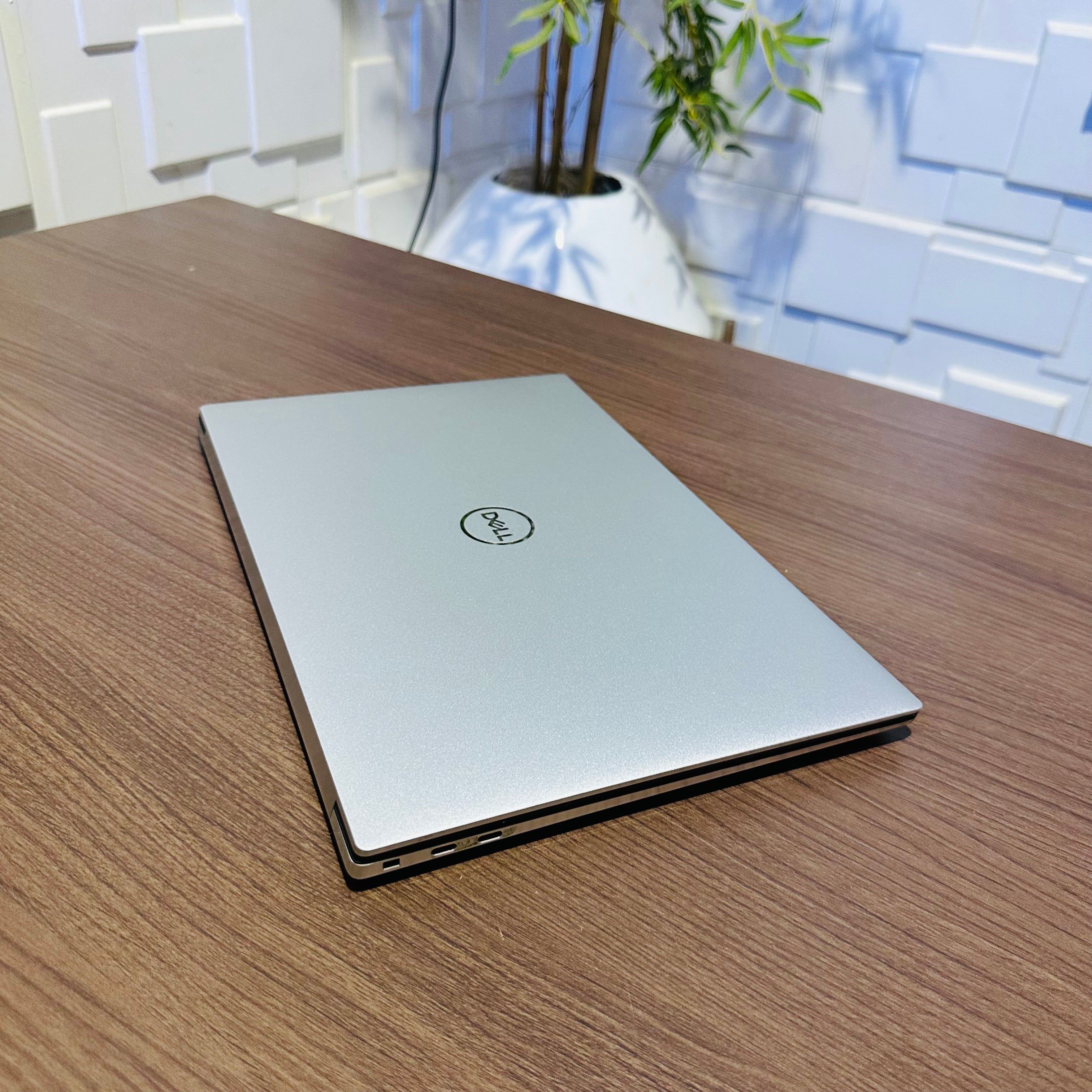 Dell XPS 15 9500 - 10th Gen Intel Core i7 - 512GB SSD - 16GB RAM - 4GB Nvidia GeForce GTX 1650 Ti - 4K Display - Touchscreen - Keyboard Light