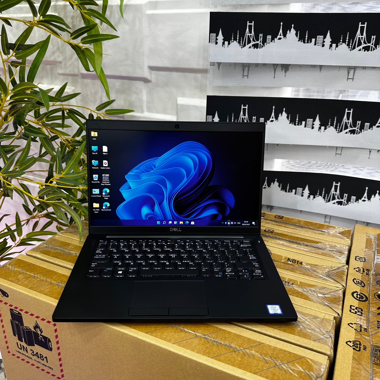 Dell Latitude 7390 - 8th Gen. Intel Core i5 - 256GB SSD - 8GB RAM - 4GB Total Graphics - HDMI - keyboard Light - Touchscreen