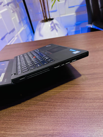 Lenovo ThinkPad X260 - 6th Gen. Intel Core i5 - 256GB SSD - 8GB RAM - Keyboard Light - 2 Batteries