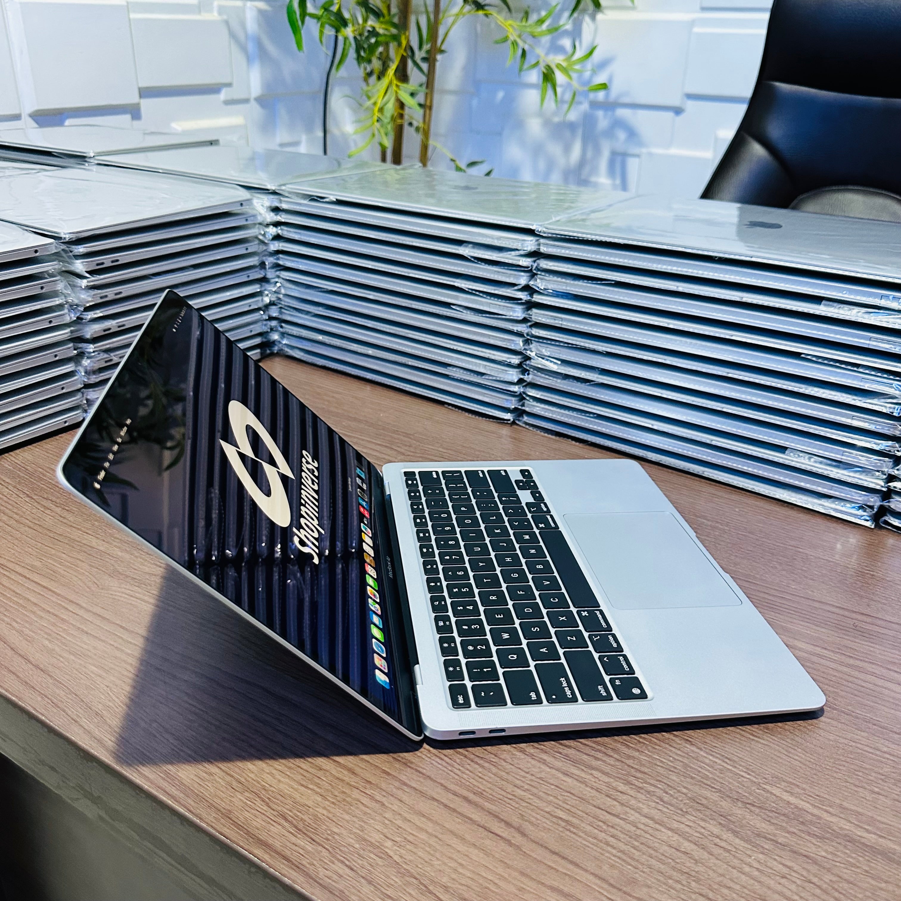 Apple MacBook Air 2020 - Intel Core i5 - 256GB SSD - 8GB RAM - Touch ID - Keyboard Light (Minor body dent)