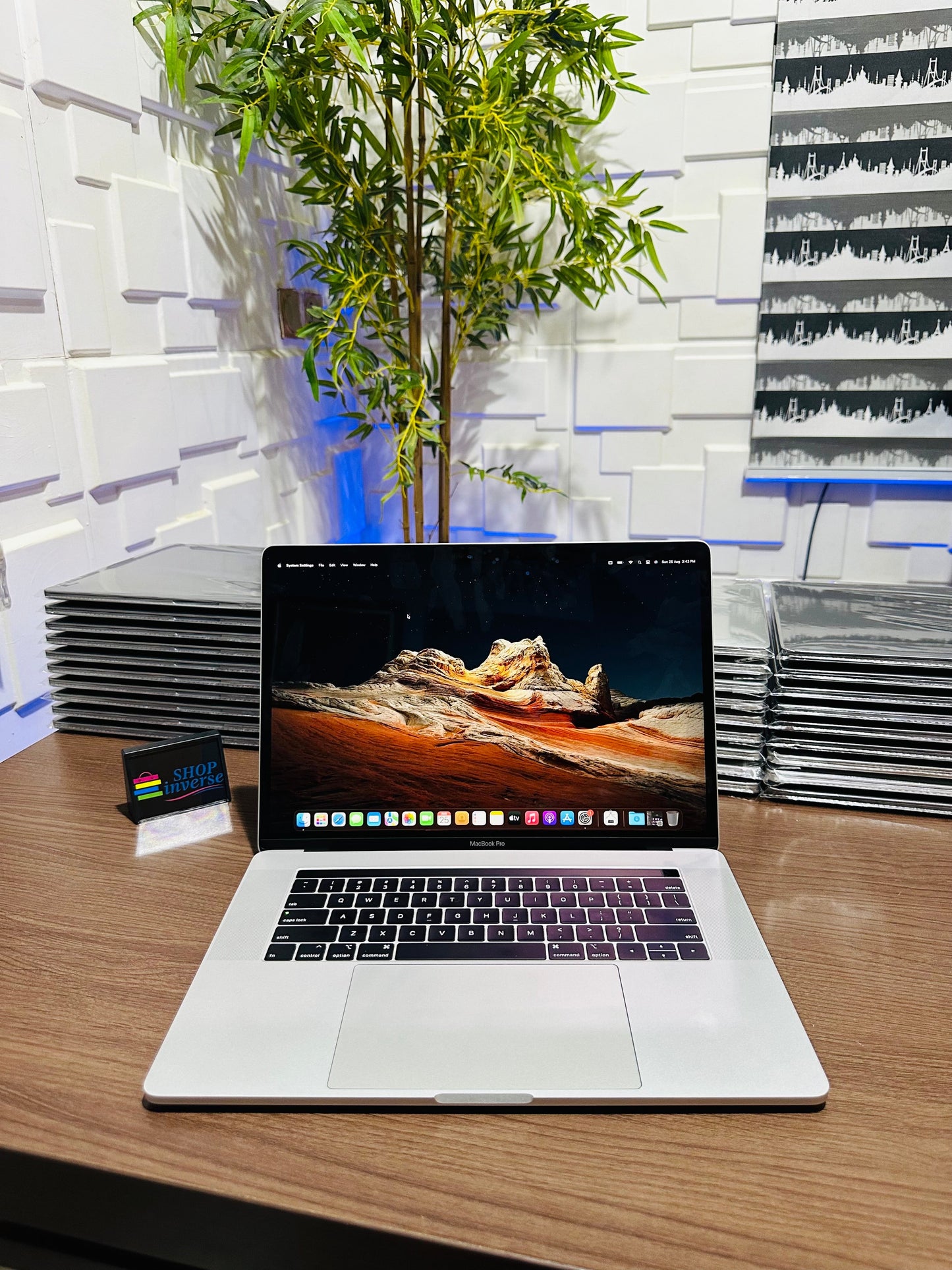 Apple MacBook Pro 2018 - Intel Core i7 - 500GB SSD - 16GB RAM - 4GB Dedicated Graphics - Touch ID - Touch Bar - Keyboard Light