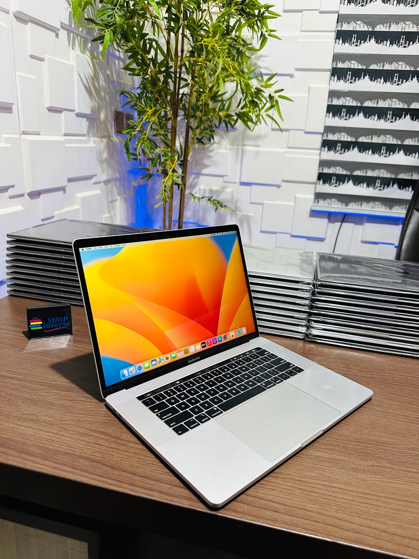 Apple MacBook Pro 2016 - Intel Core i7 - 500GB SSD - 16GB RAM - 2GB Dedicated Graphics - Touch ID - Touch Bar - Keyboard Light