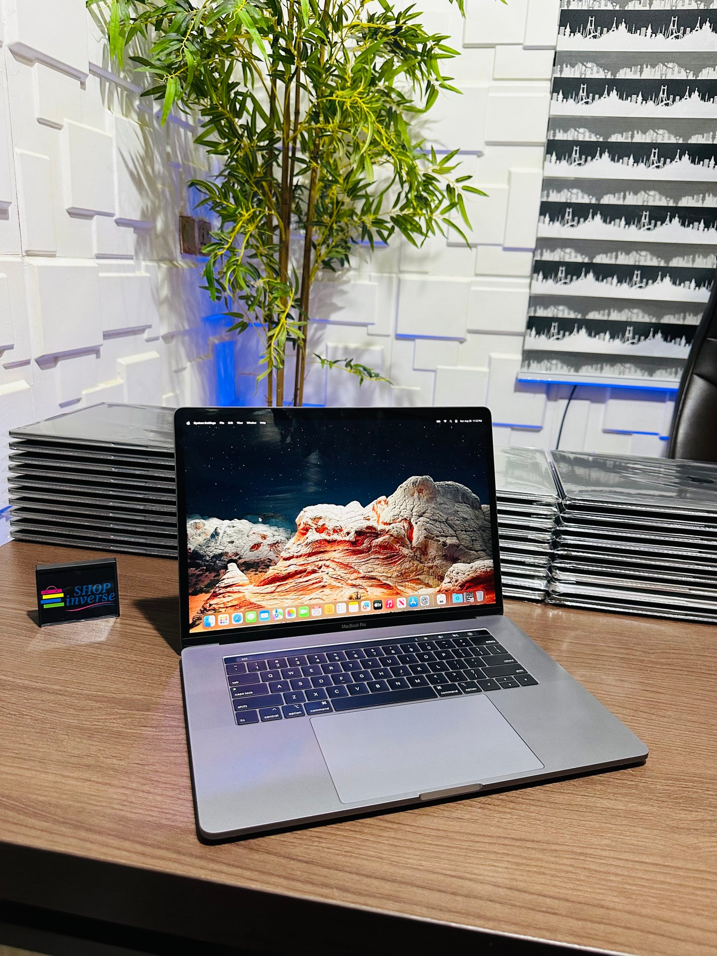 Apple MacBook Pro 2016 - Intel Core i7 - 500GB SSD - 16GB RAM - 2GB Dedicated Graphics - Touch ID - Touch Bar - Keyboard Light